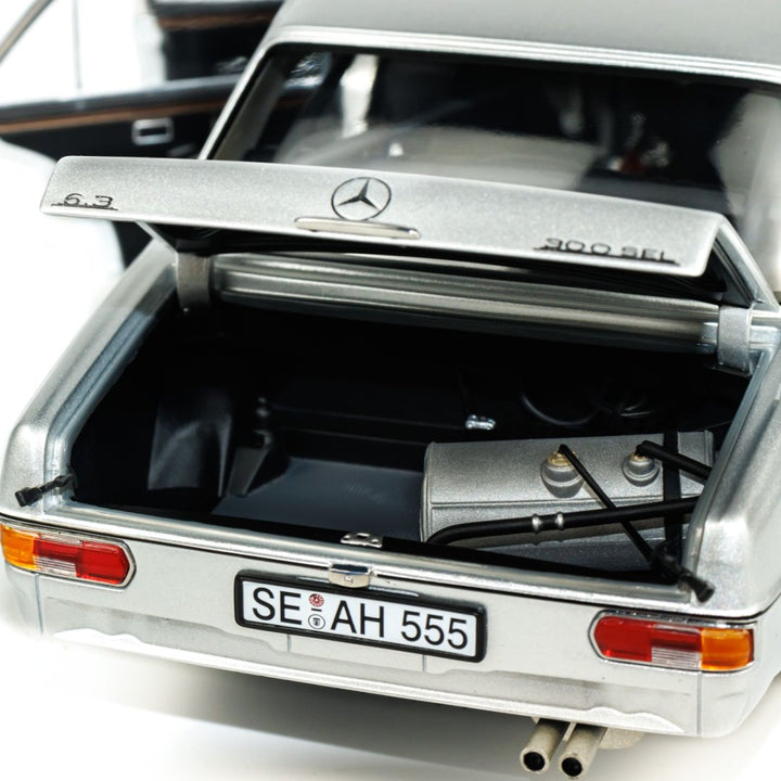 MINICHAMPS 1:18 Mercedes-Benz 300 SEL 6.8 AMG - 1971 - SILVER
