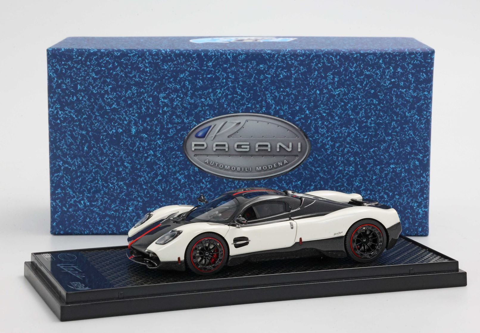 Miniature BBR Pagani Utopia Jaune 1/18 – Édition Limitée 04/44 Avec Stand
