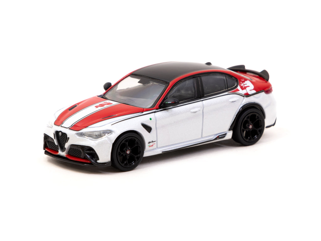 Tarmac Works 1:64 Alfa Romeo Giulia GTA Red / White T64G-TL031-RW