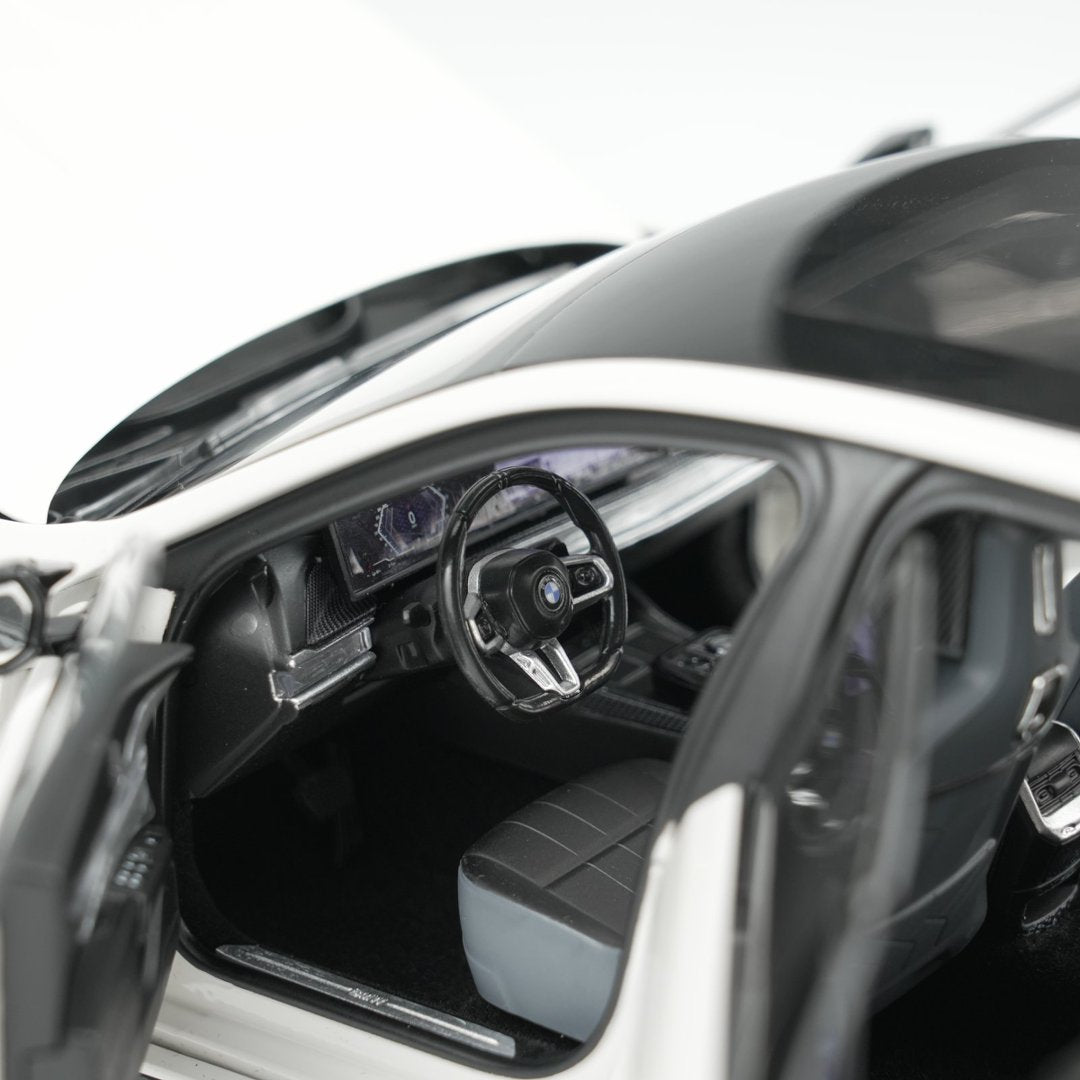 MINICHAMPS 1:18 BMW i7 M70 (G70) – 2024 WHITE METALLIC 110023702