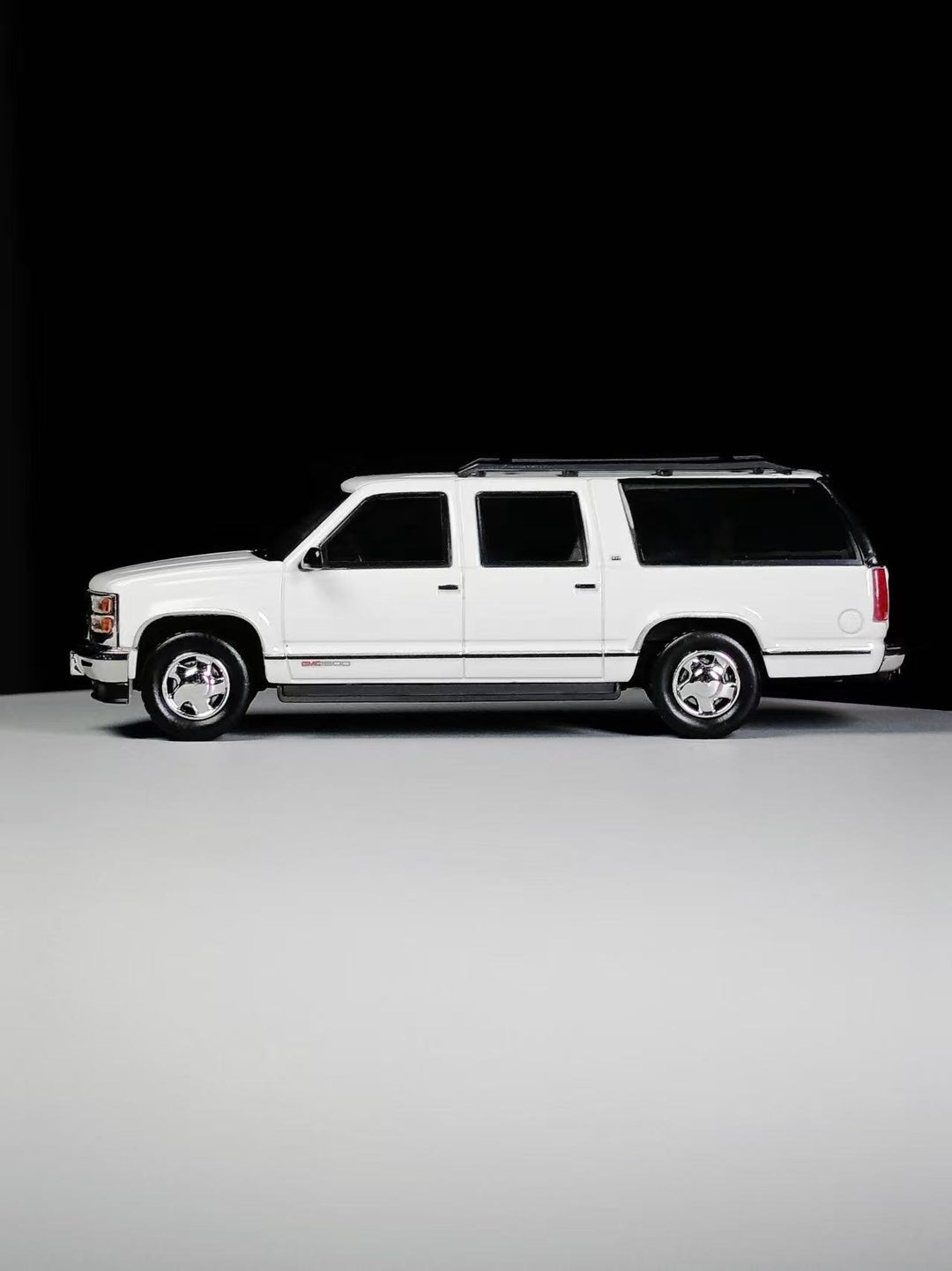 [Preorder] BLISS 1:64 Chevrolet Suburban Ivory White