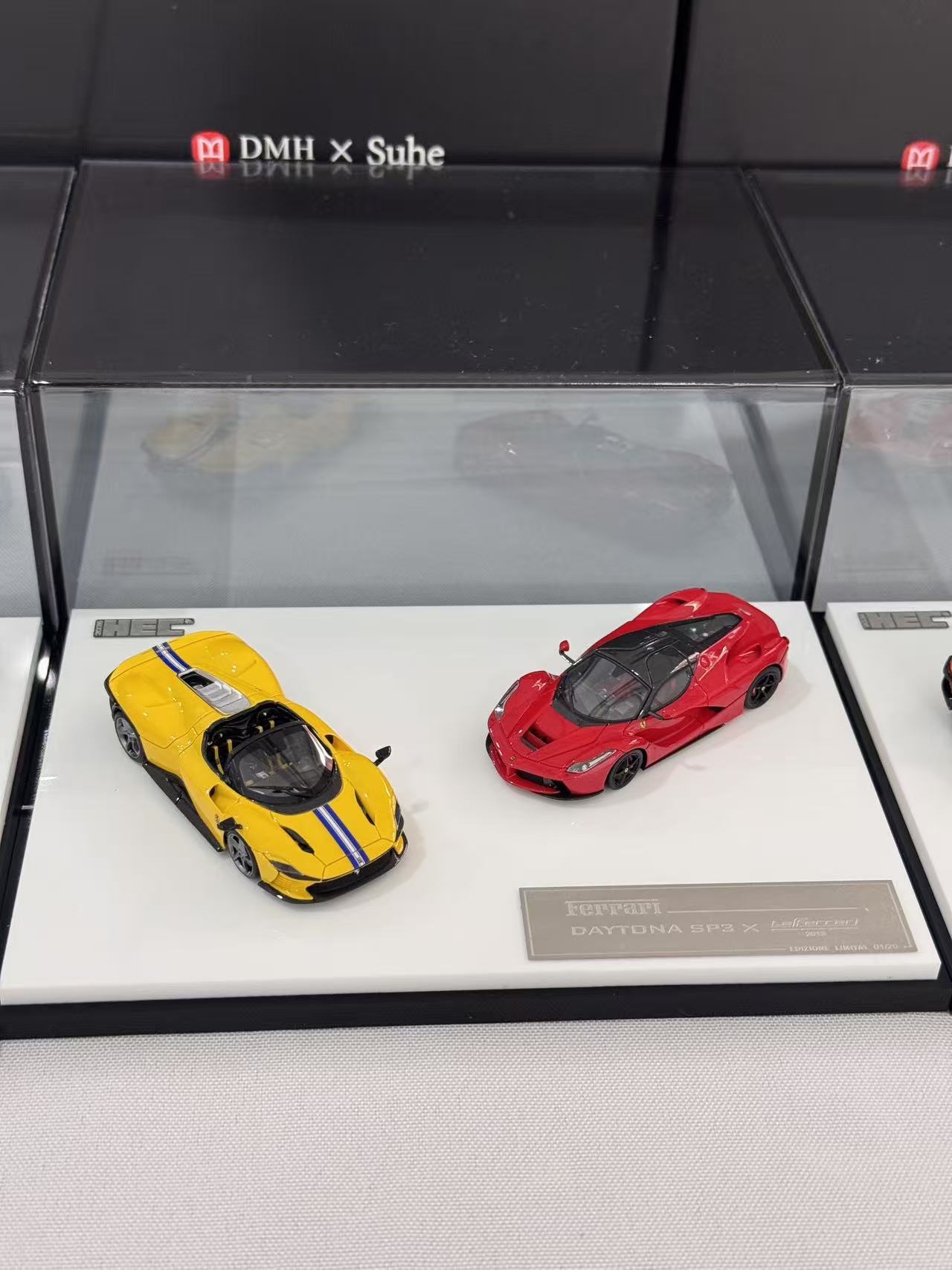 Preorder] DMH x Suhe 1:64 Ferrari SP3 and Lamborghini LP720 2 Car