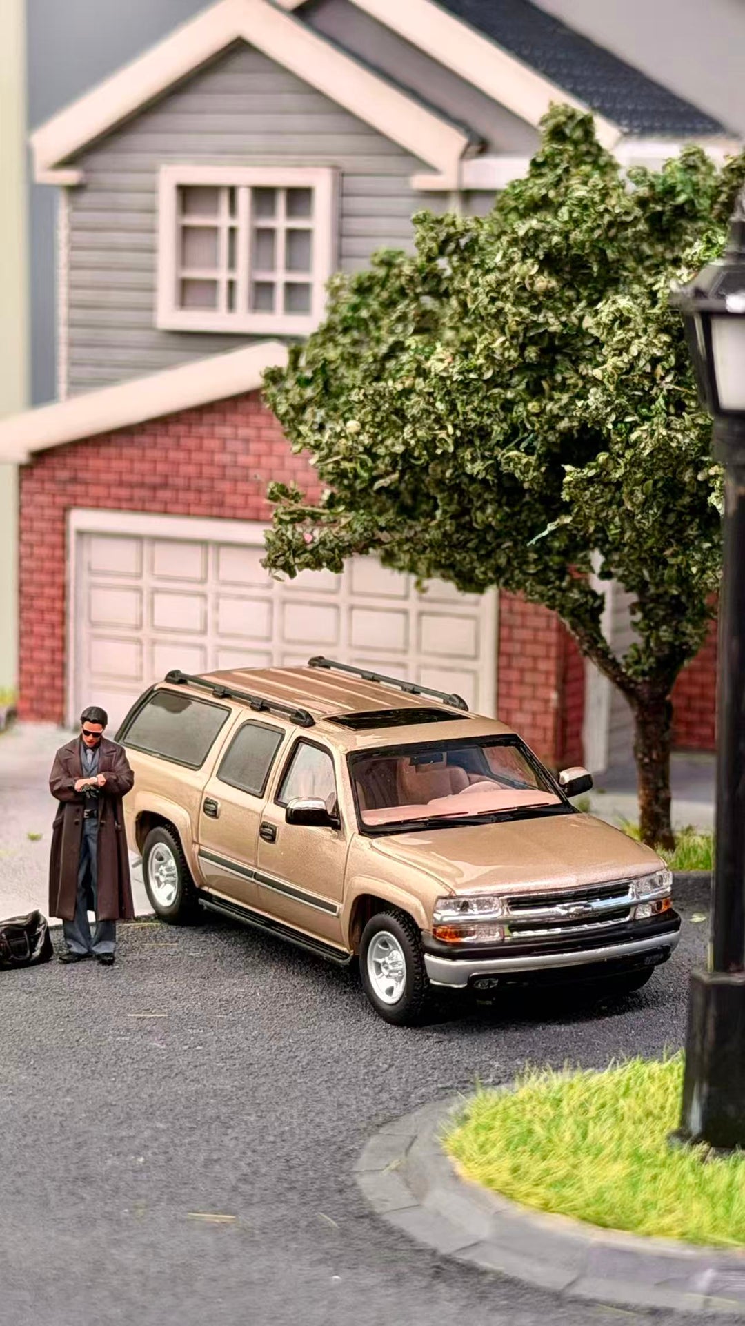 [Preorder] MK Miniatures 1:64 2003 Chevrolet Suburban Vintage Light Gold MK2401-04-A1