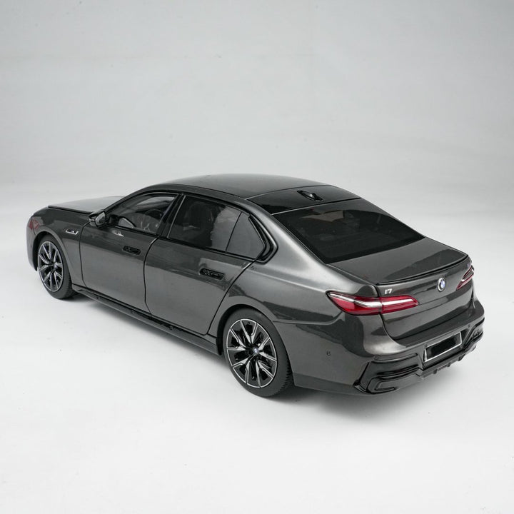 MINICHAMPS 1:18 BMW i7 M70 (G70) – 2024 GREY METALLIC 110023700