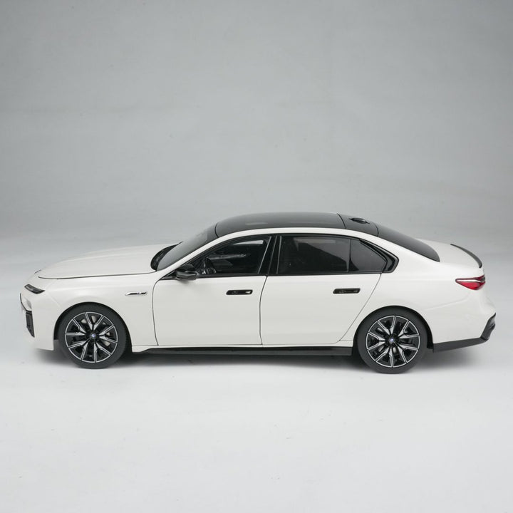 MINICHAMPS 1:18 BMW i7 M70 (G70) – 2024 WHITE METALLIC 110023702