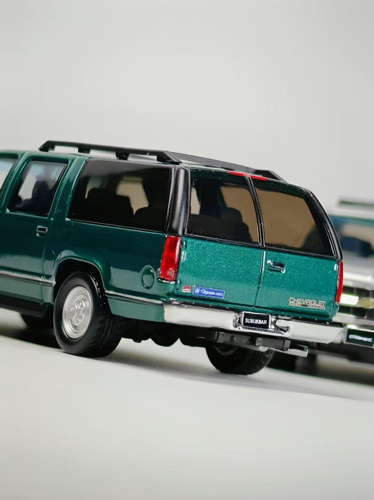 Preorder] BLISS 1:64 Chevrolet Suburban (2 Colours) – Horizon Diecast