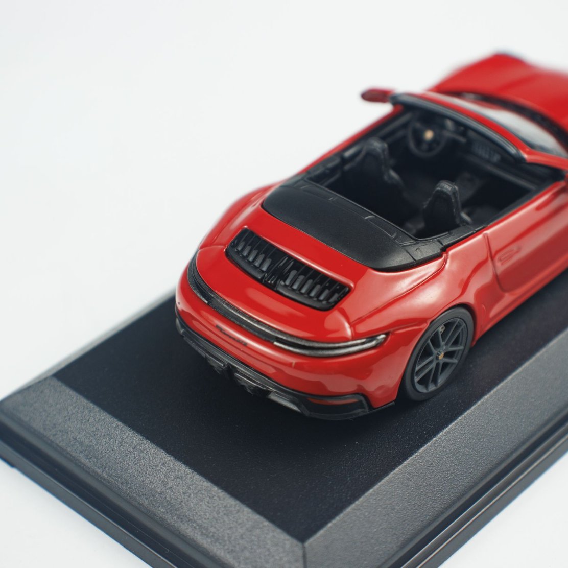 Minichamps 1:64 PORSCHE 911 (992.2) CARRERA GTS CABRIOLET RED CLDC