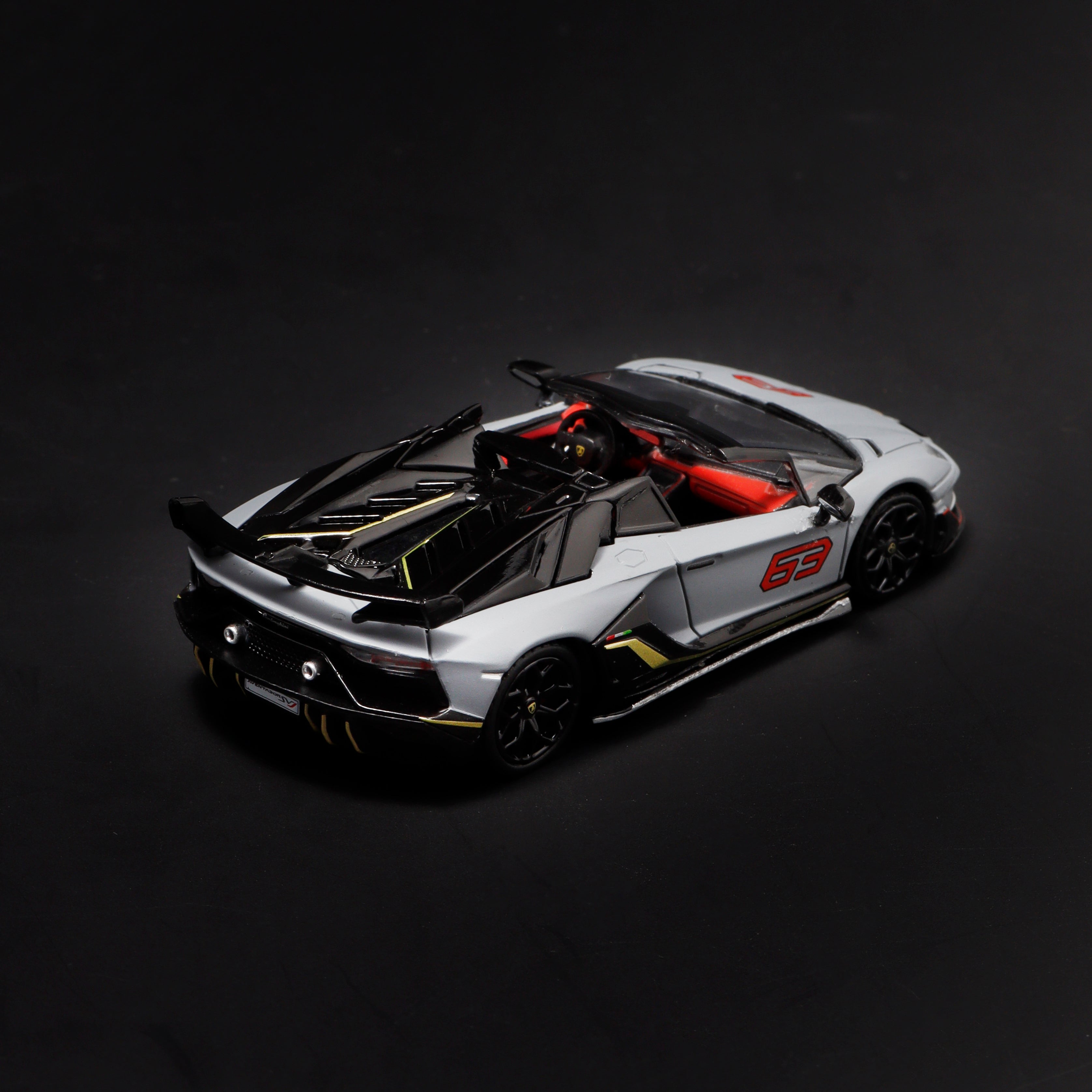 Maxwell Model 1:64 Lamborghini Aventador SVJ63 Roadster - Gray