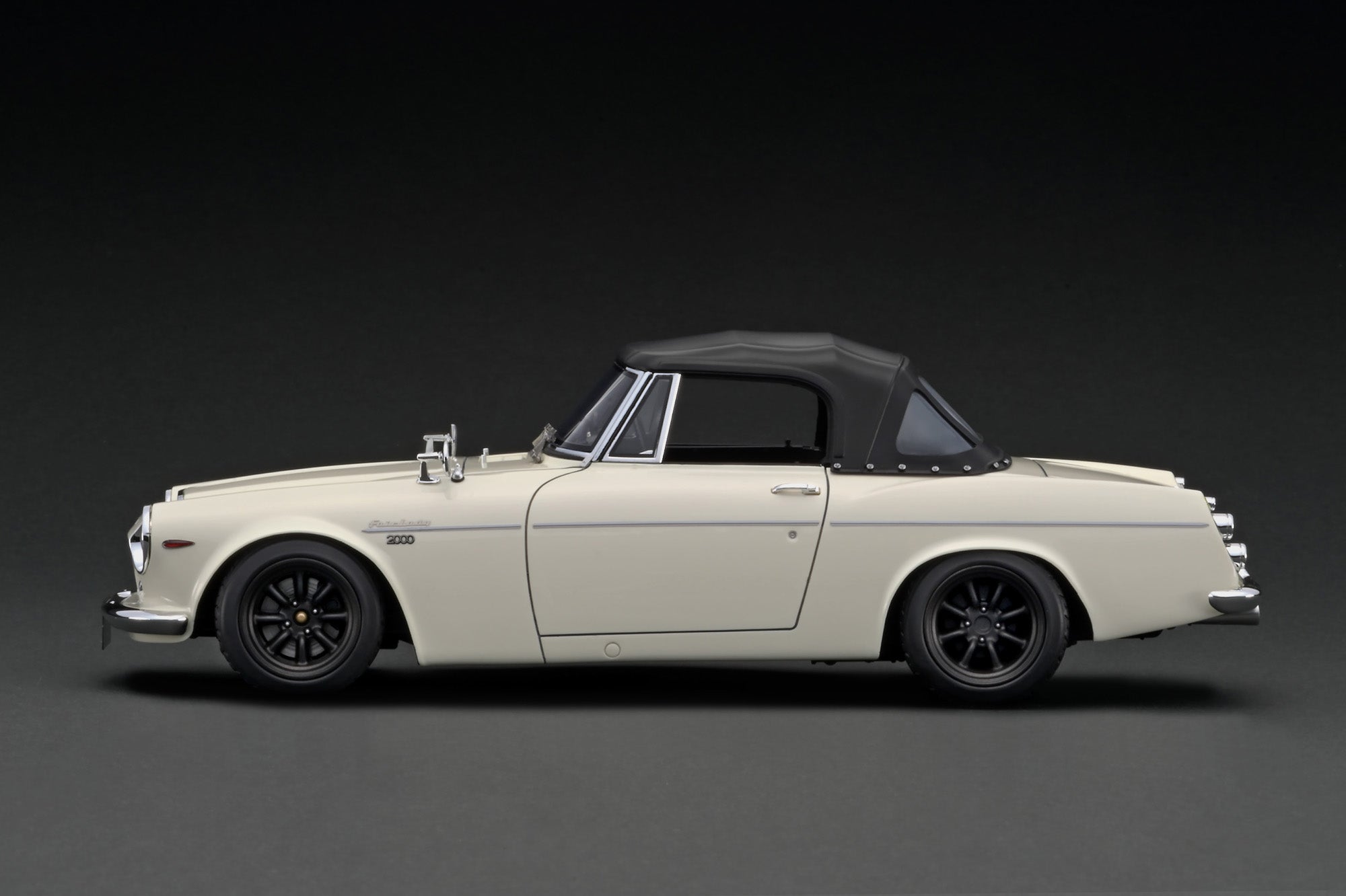 IG 1:18 DATSUN Fairlady 2000 (SR311) White With U20 Engine