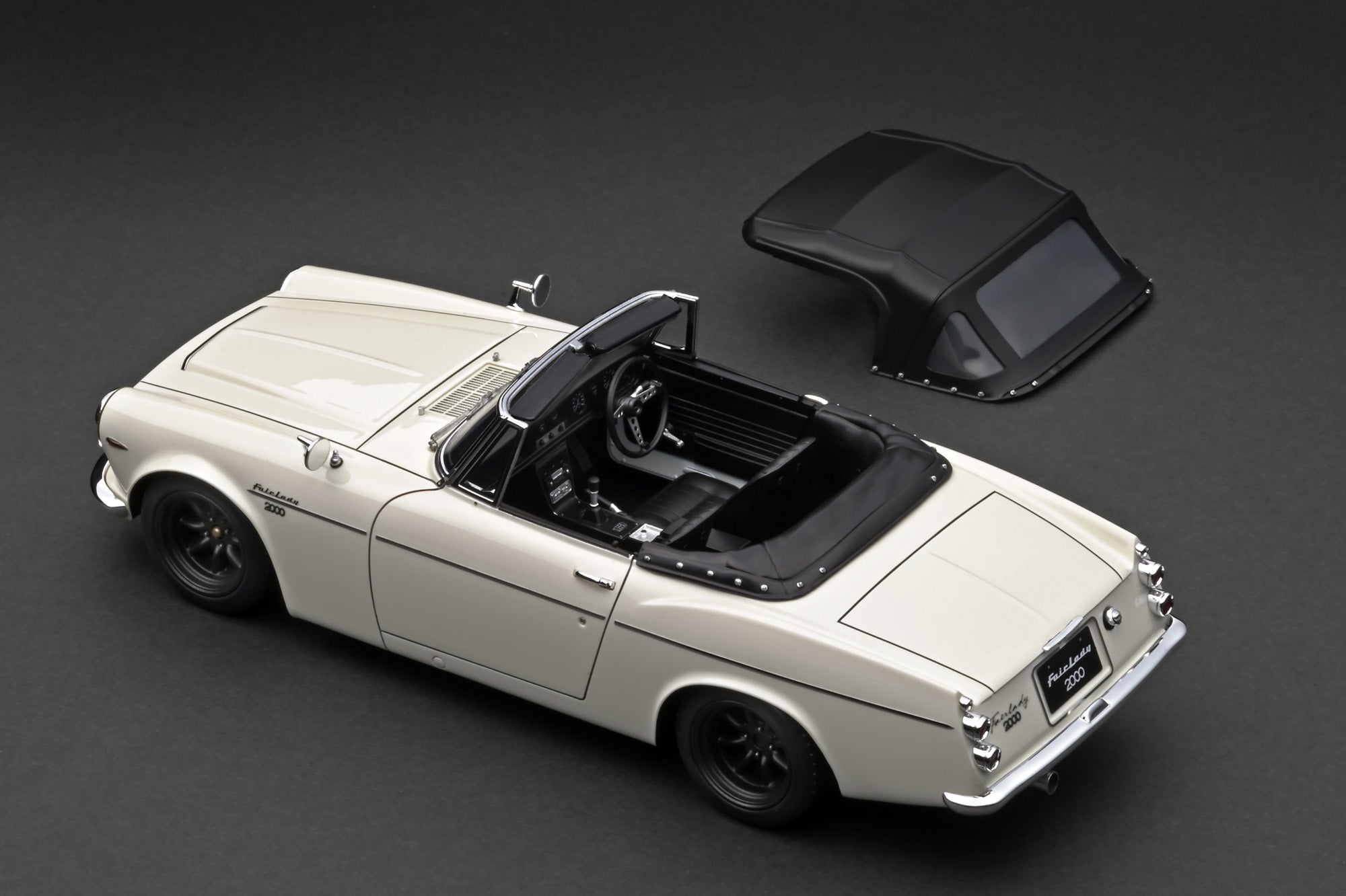IG 1:18 DATSUN Fairlady 2000 (SR311) White With U20 Engine IG2708