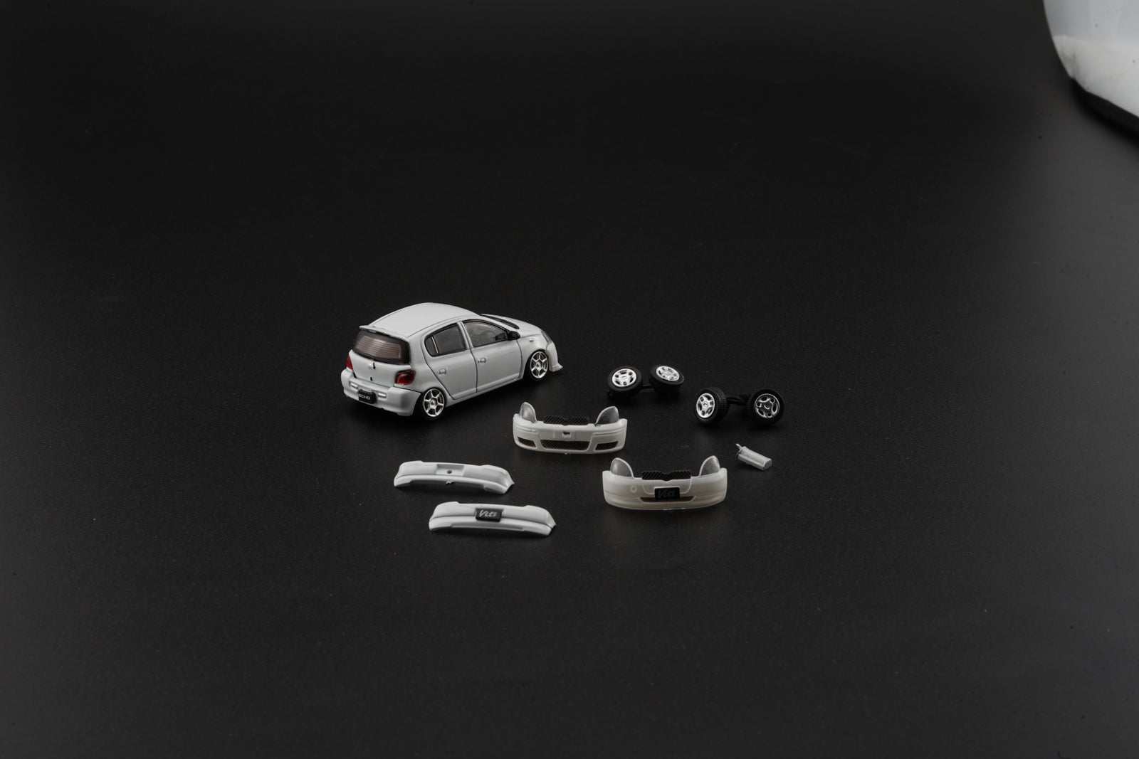 BM Creation 1:64 Toyota 1998 Yaris / Echo / Vitz 5 doors White