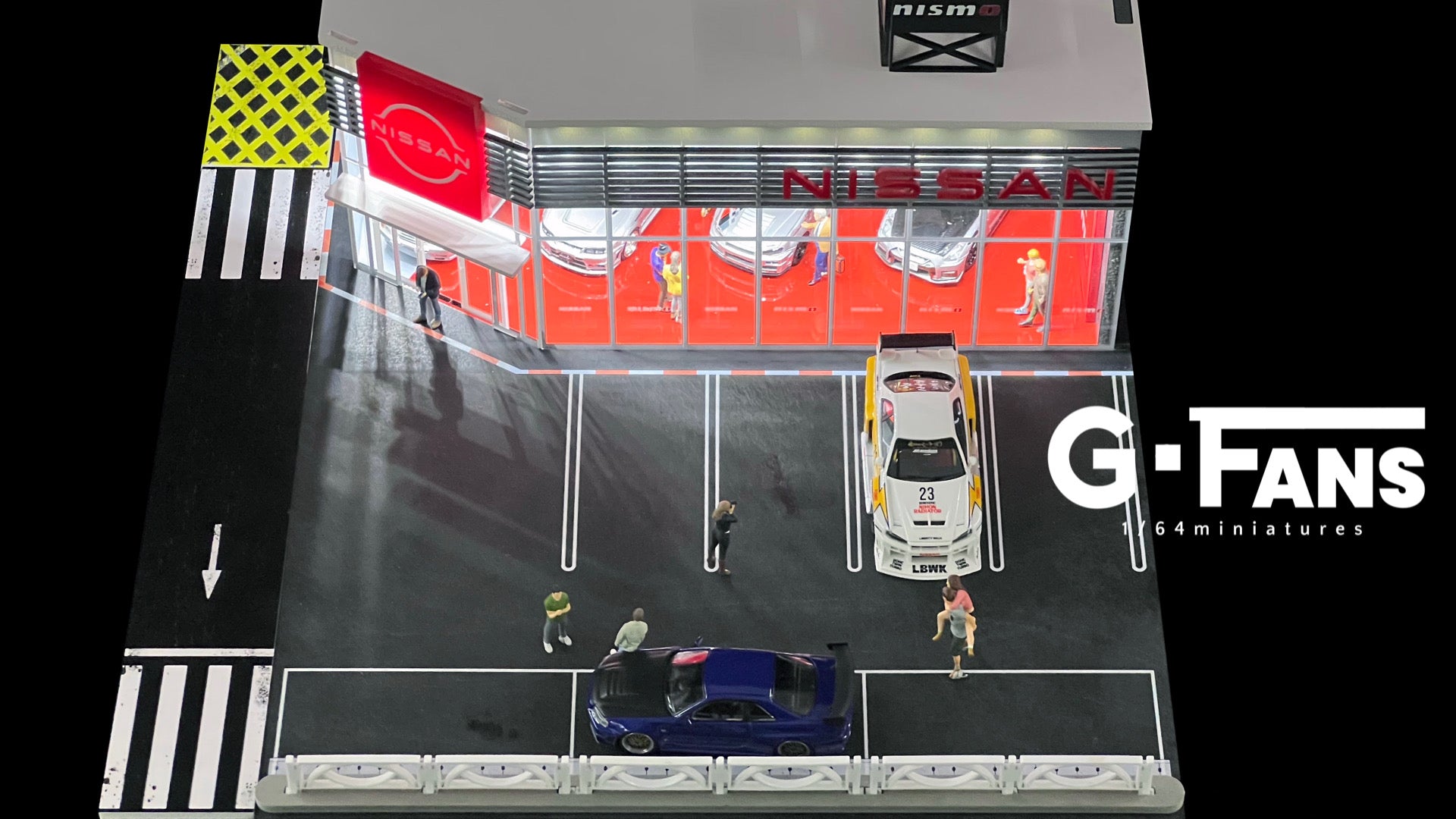 爆売り！ Dealership Nismo Nissan 1:64 G-Fans Diorama Horizon – 710036 ミニカー