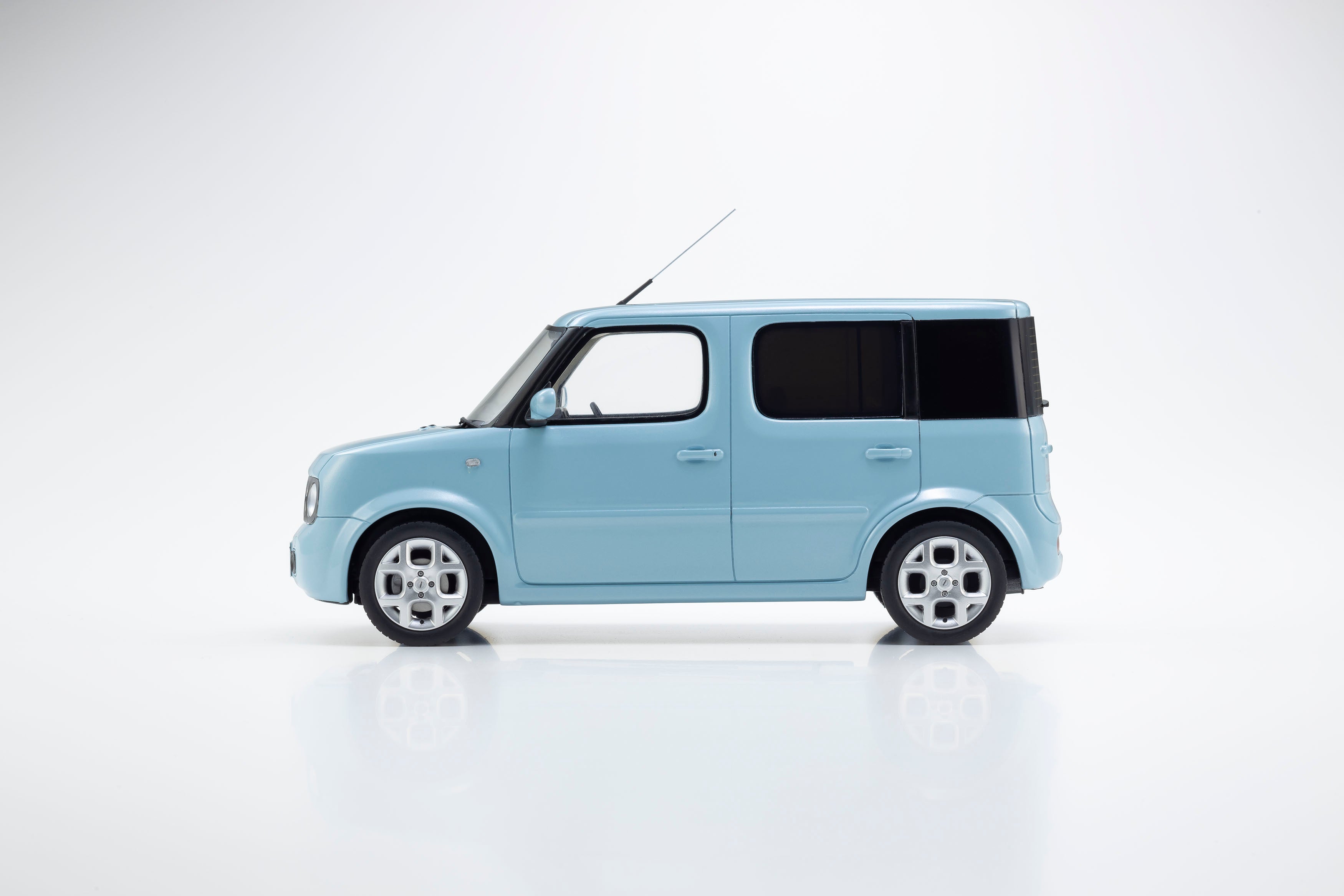 Preorder] Kyosho 1:18 Nissan CUBE (Air Blue) – Horizon Diecast