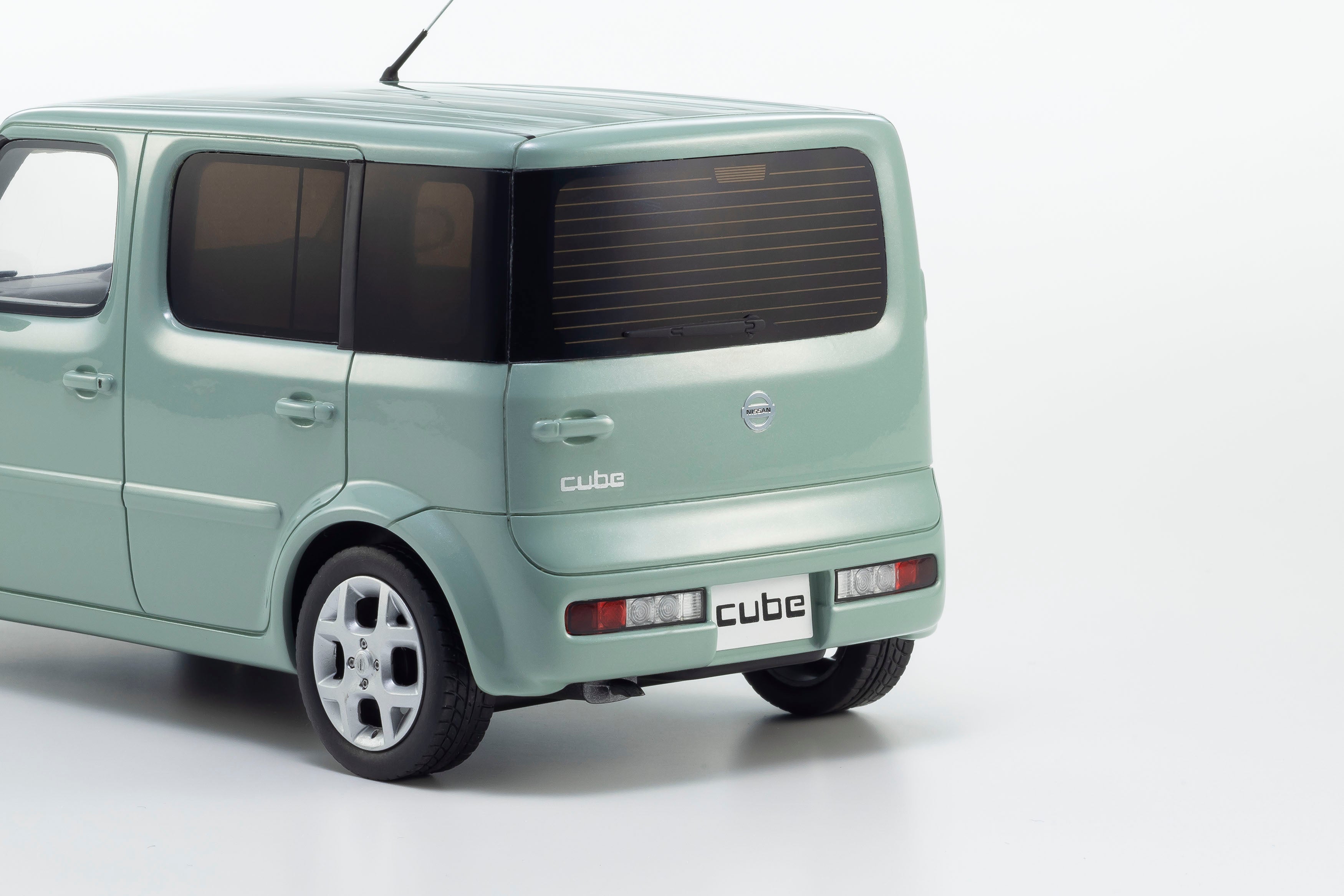 Preorder] Kyosho 1:18 Nissan CUBE (Aqua Mint) – Horizon Diecast