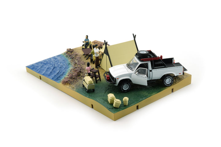 BM Creations 1:64 1980 Toyota Hilux N60, N70 -w/ Accessory+Diorama ivory Camping Set 64B0384