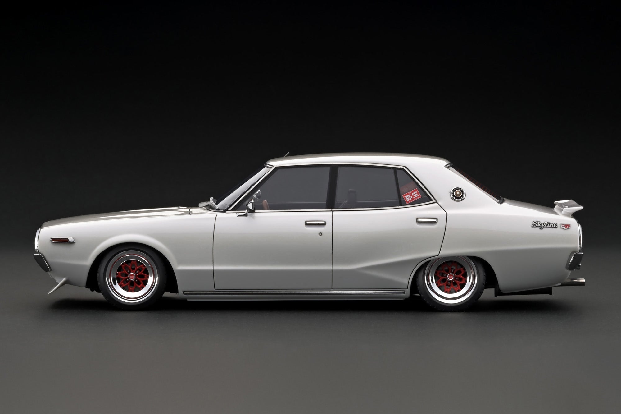 Ignition Model 1:18 Nissan Skyline 2000 GT-X (GC110) Purple IG3270
