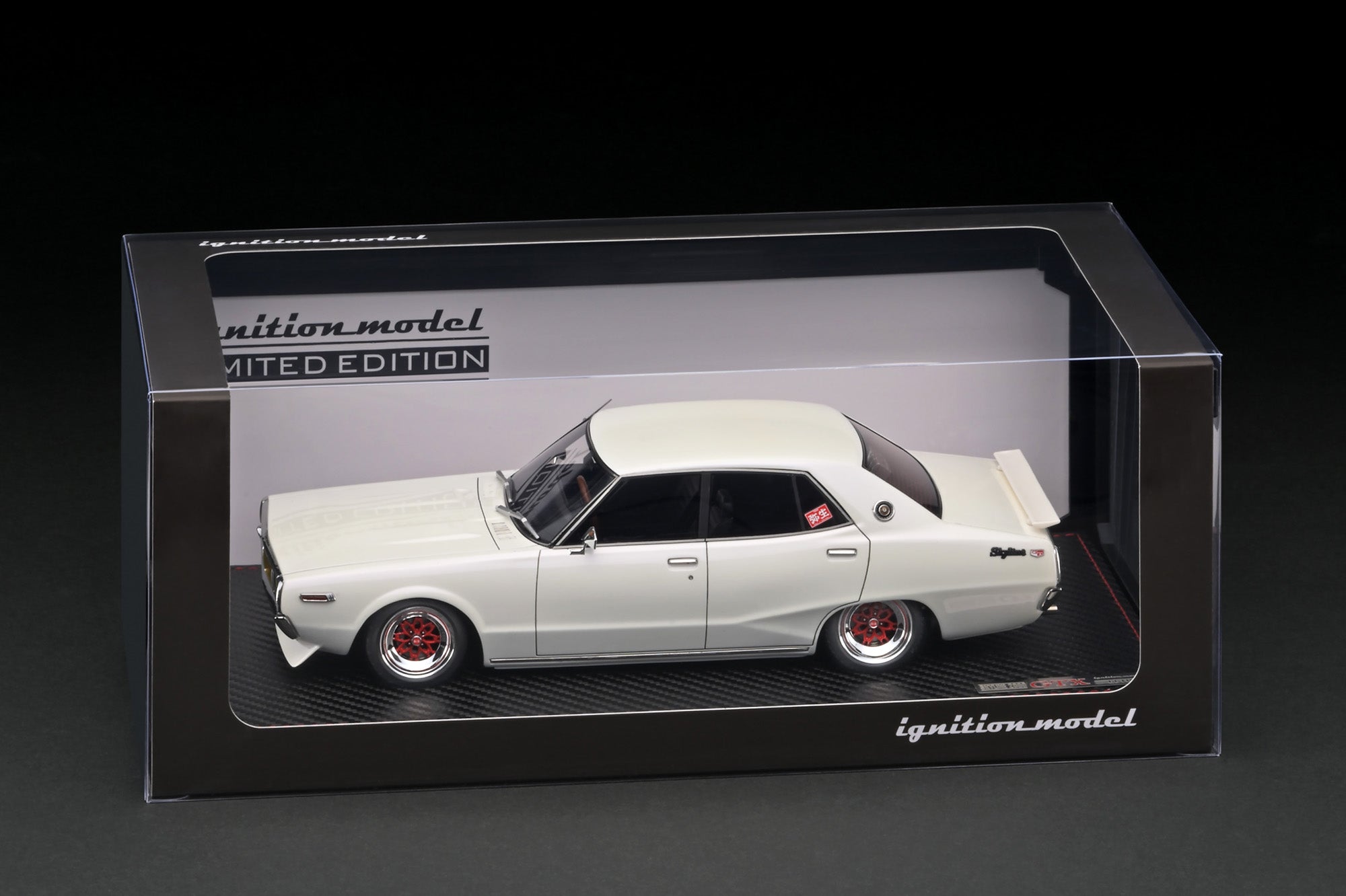 Ignition Model 1:18 Nissan Skyline 2000 GT-X (GC110) Purple IG3270