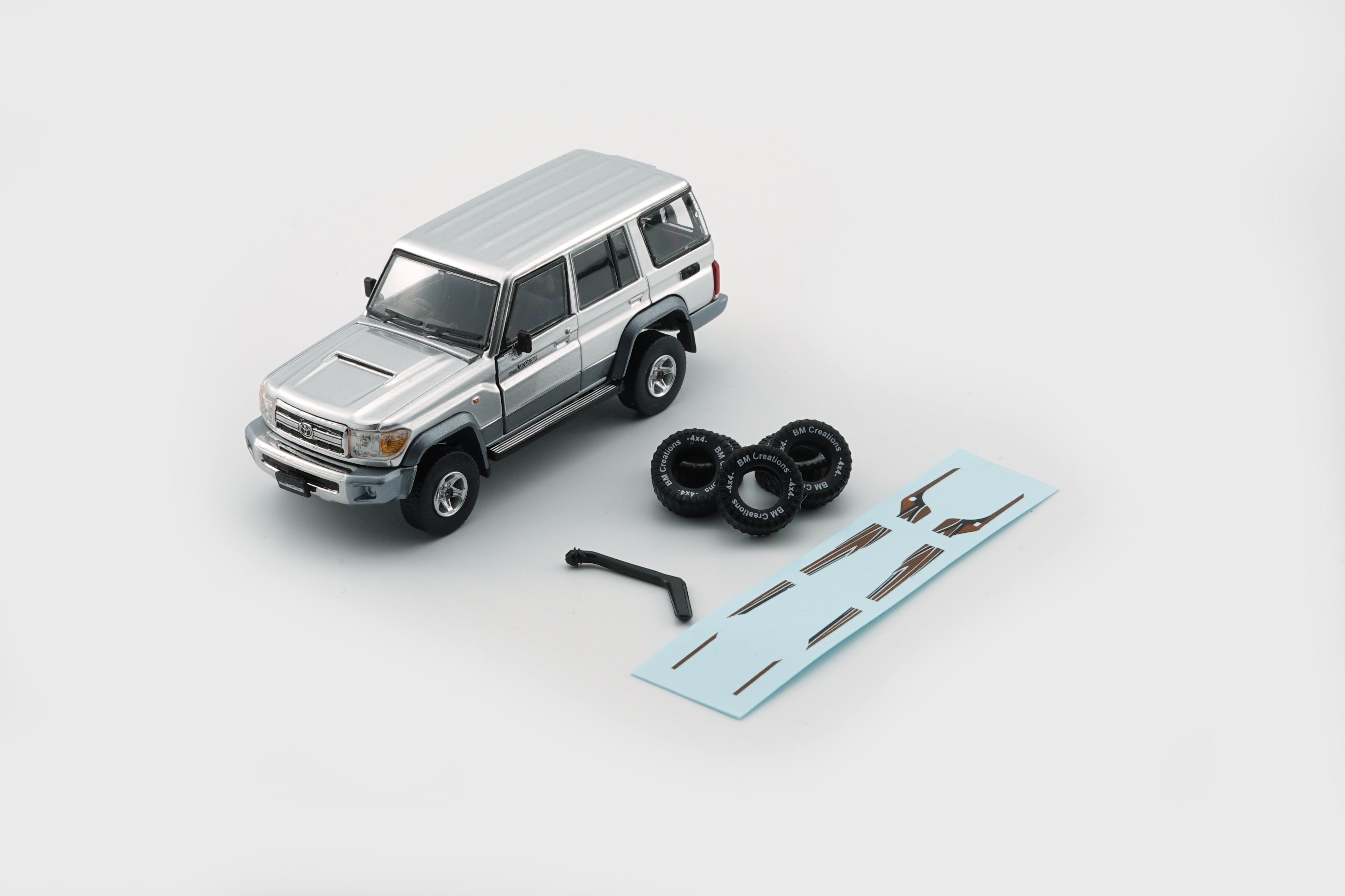 BM Creation 1:64 Toyota Land Cruiser LC76 - Silver 64B0349