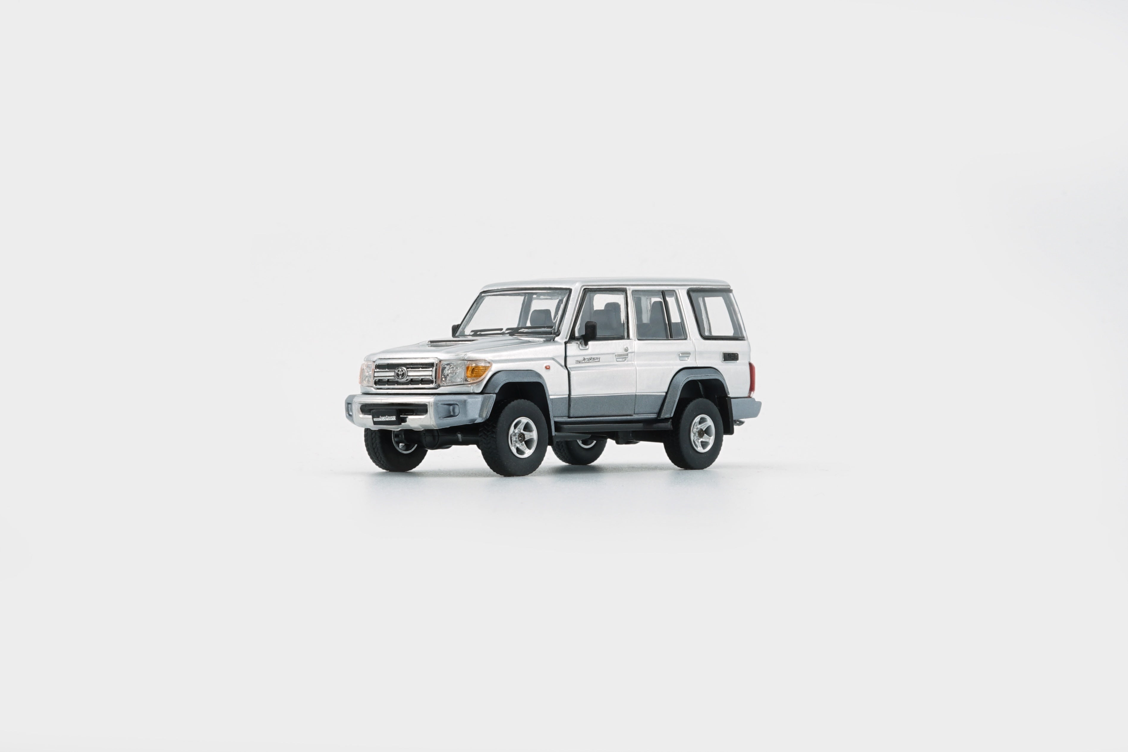 BM Creation 1:64 Toyota Land Cruiser LC76 - Silver 64B0349