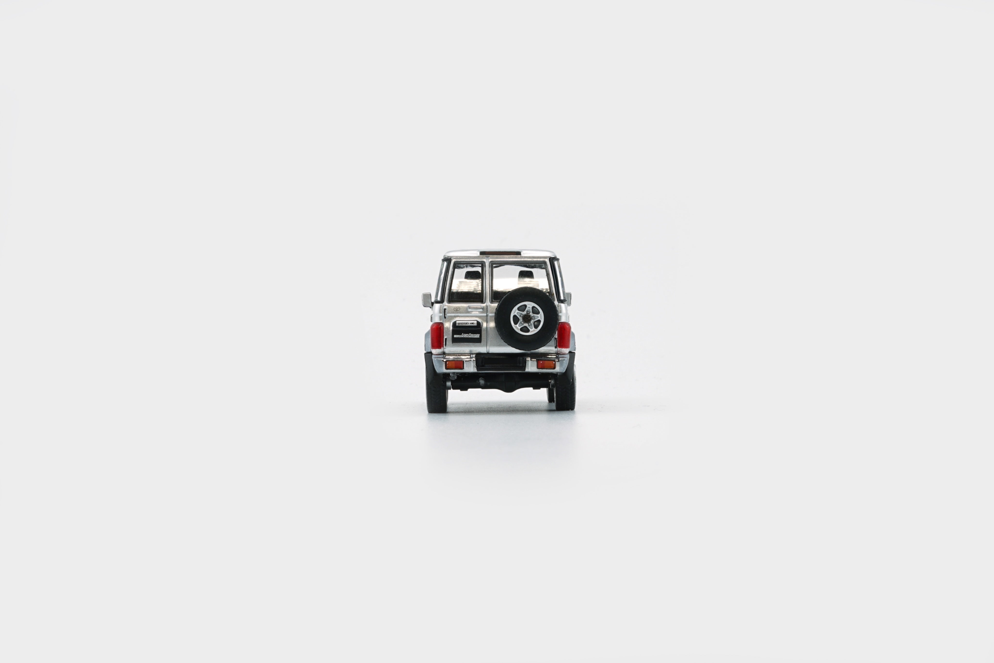 BM Creation 1:64 Toyota Land Cruiser LC76 - Silver 64B0349