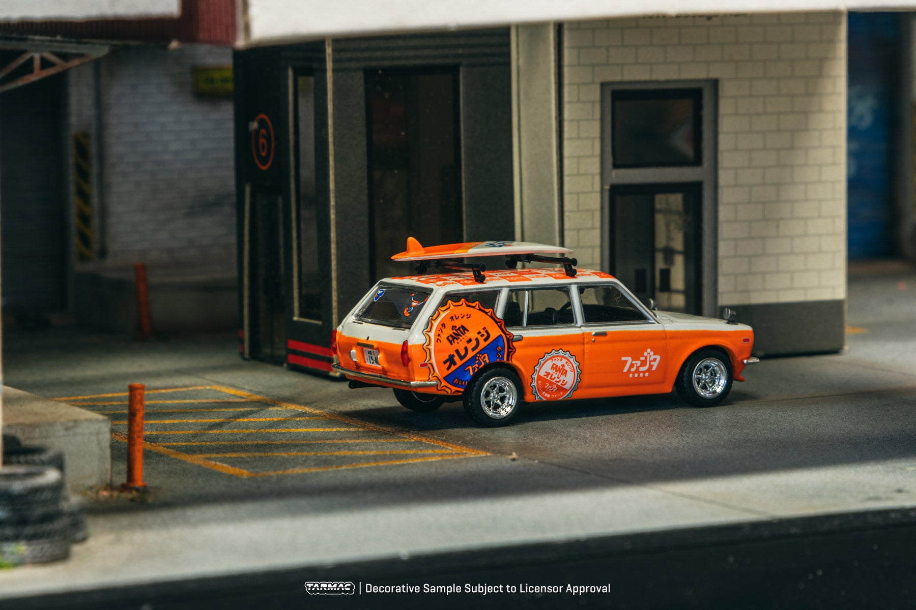 Tarmac Works 1:64 Datsun Bluebird 510 Wagon FANTA T64G-026-FA
