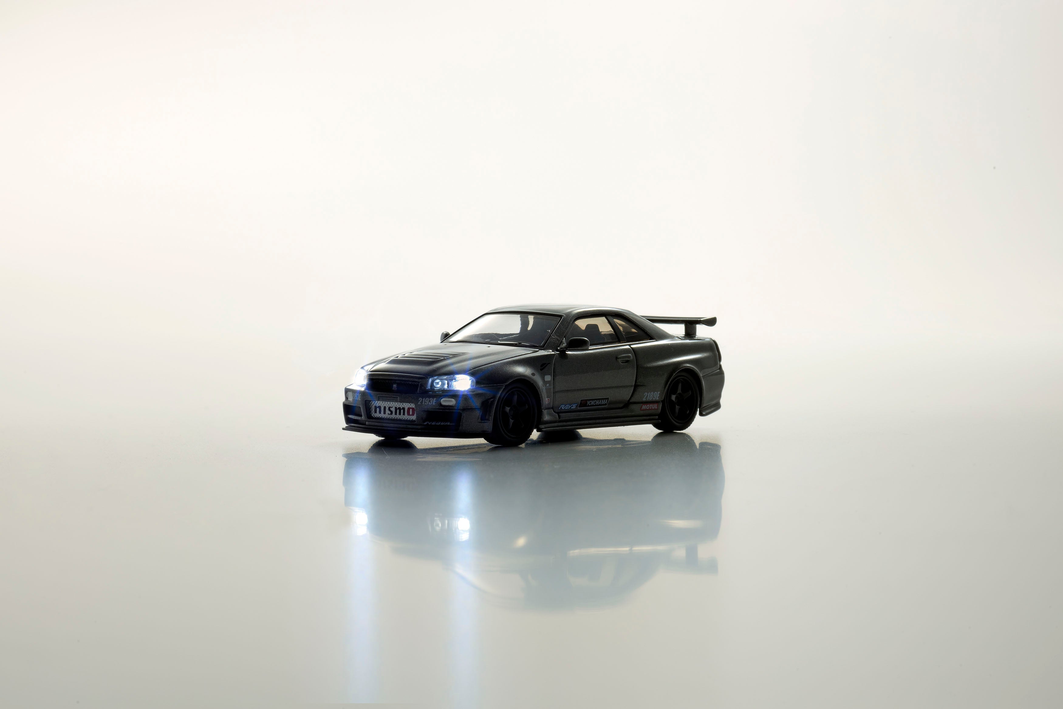 Kyosho 1:64 NISSAN SKYLINE GT-R with LED (NISMO BNR34 CRS Version
