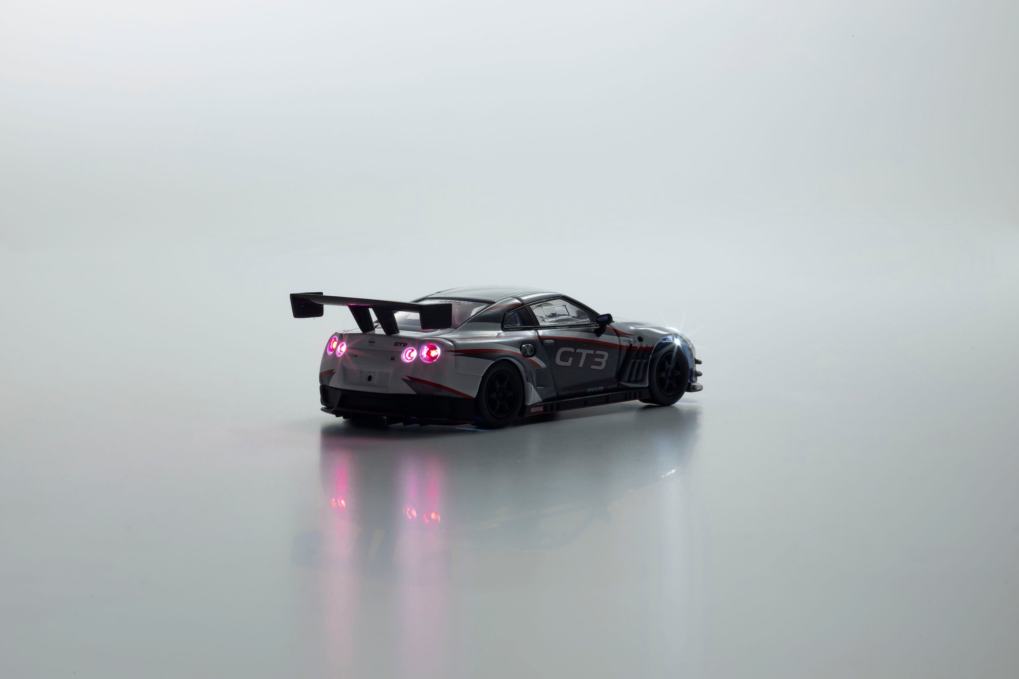 Kyosho 1:64 NISSAN GT-R R35 NISMO GT-3 (White / Presentation