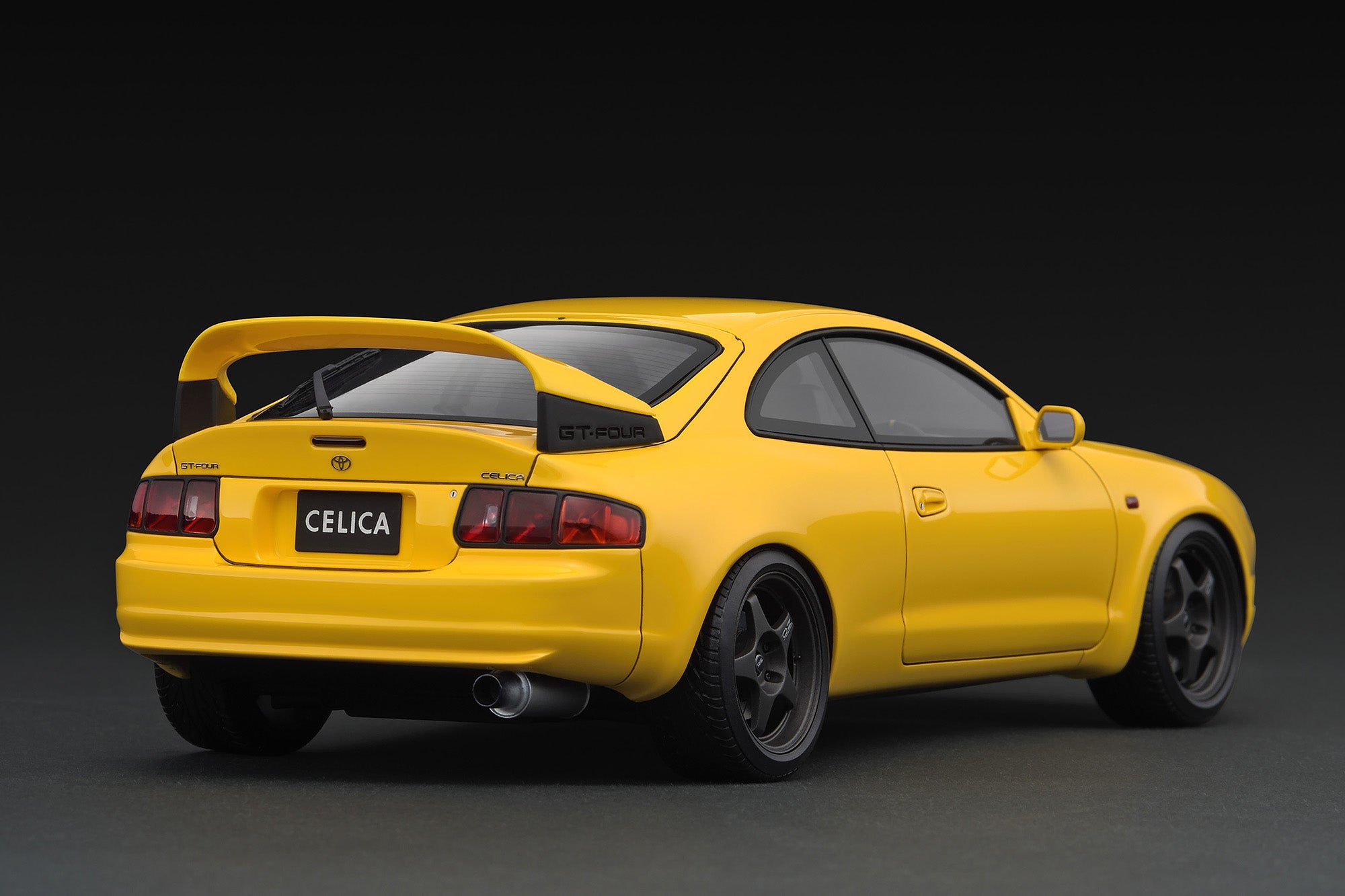 Ignition Model 1:18 Toyota Celica GT-4 (ST205) White/ Yellow