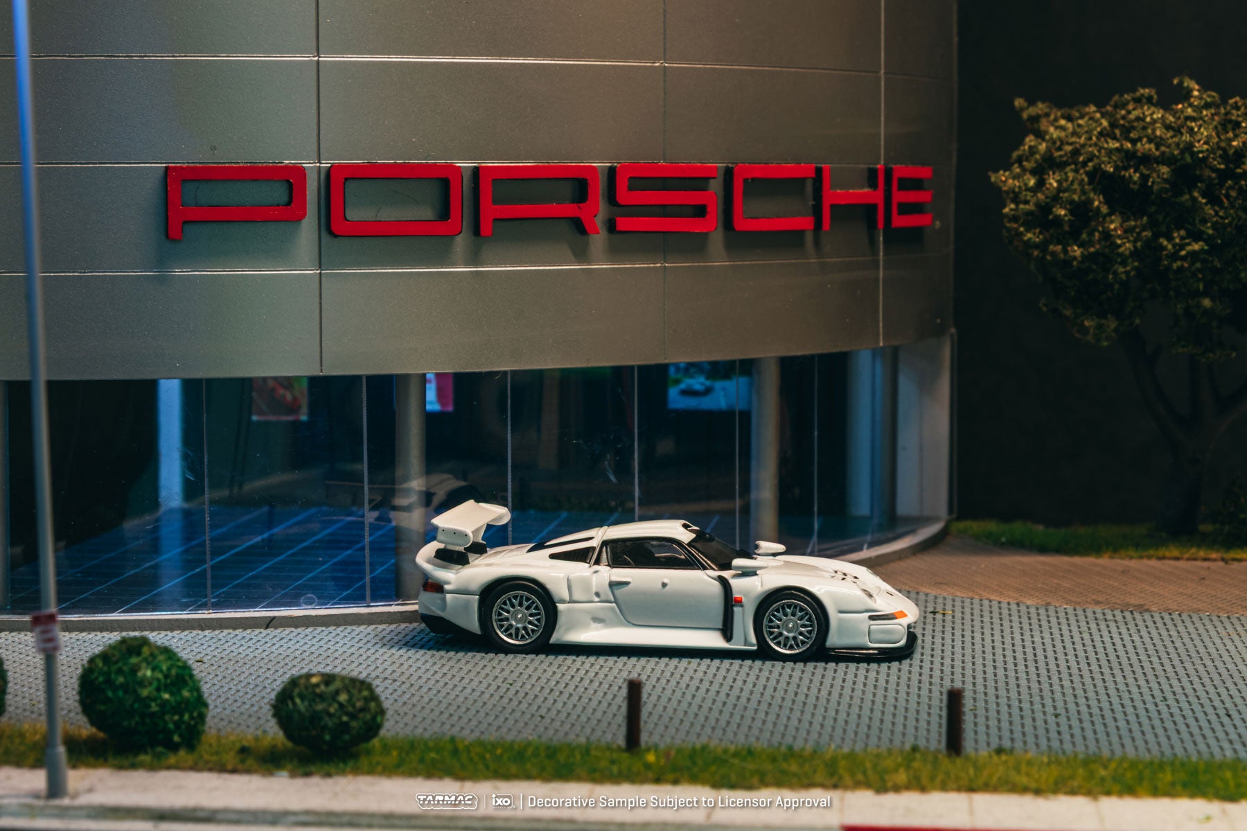 Preorder] Tarmac Works 1:64 Porsche 911 GT1 White T64P-004-WH