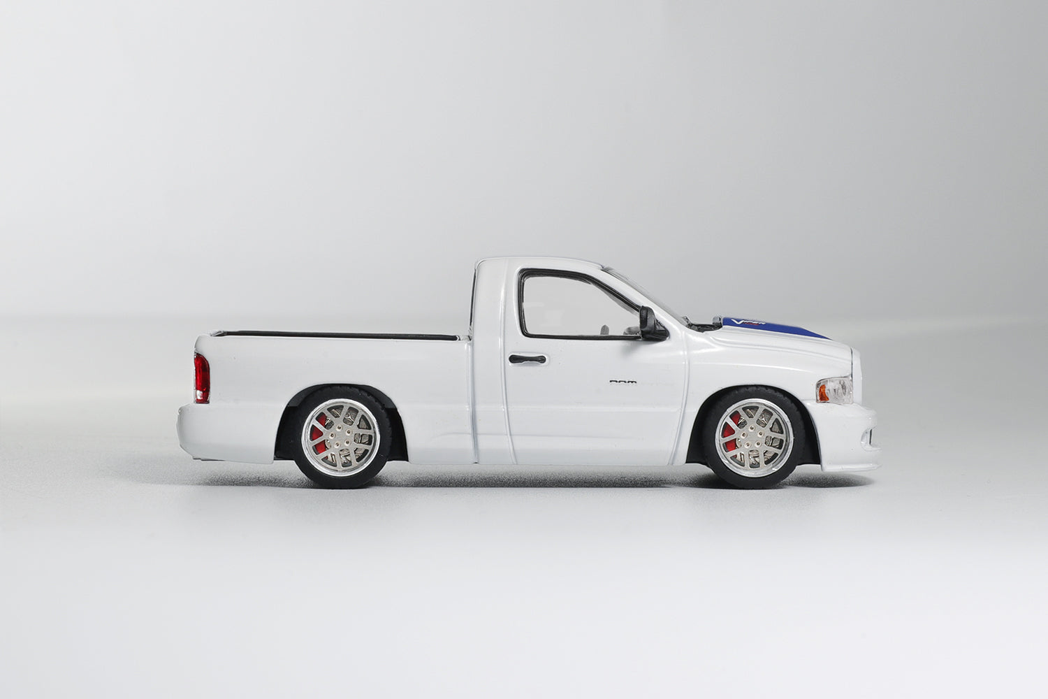 Preorder] GCD 1:64 Shoom64 Dodge 2003 RAM SRT-10 White (LHD) SHOOM