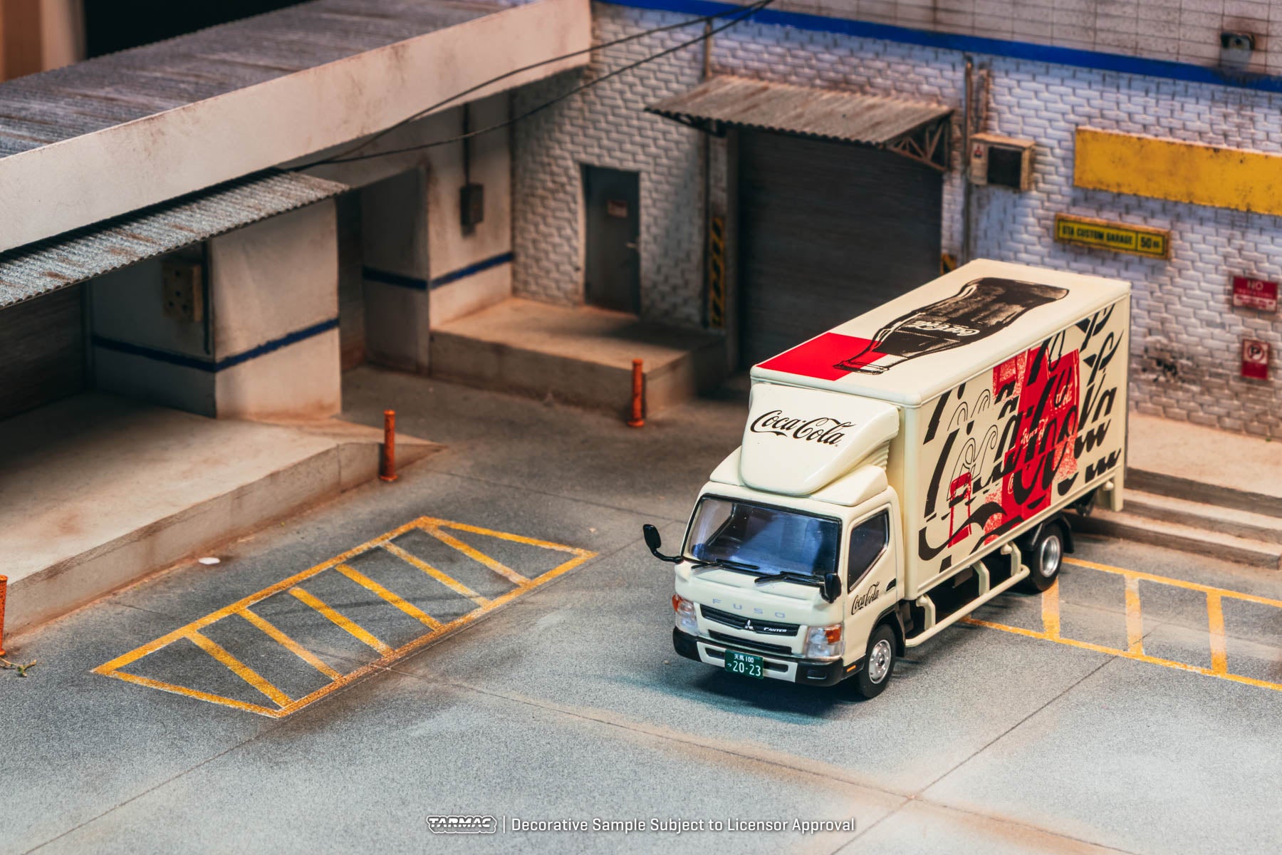 Preorder] Tarmac Works 1:64 Mitsubishi Fuso Canter COCA- COLA T64T