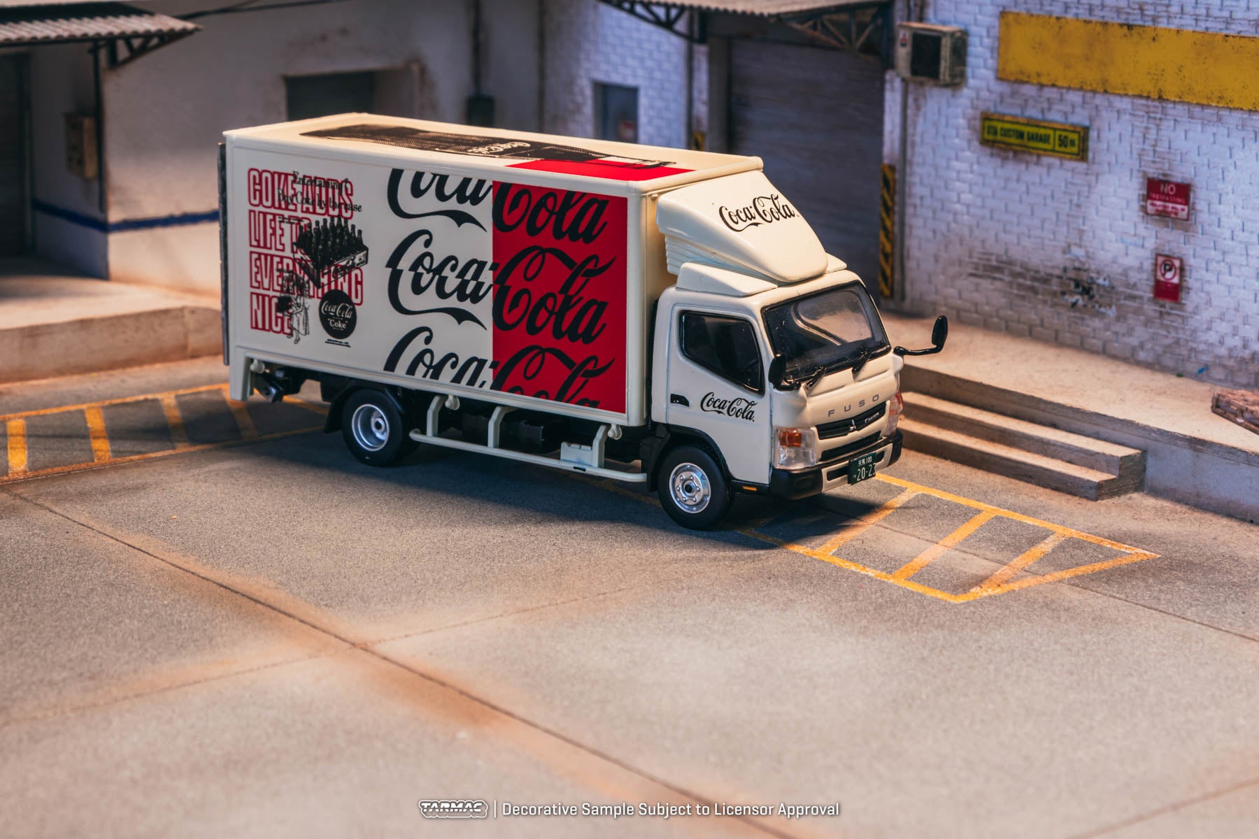 Preorder] Tarmac Works 1:64 Mitsubishi Fuso Canter COCA- COLA T64T