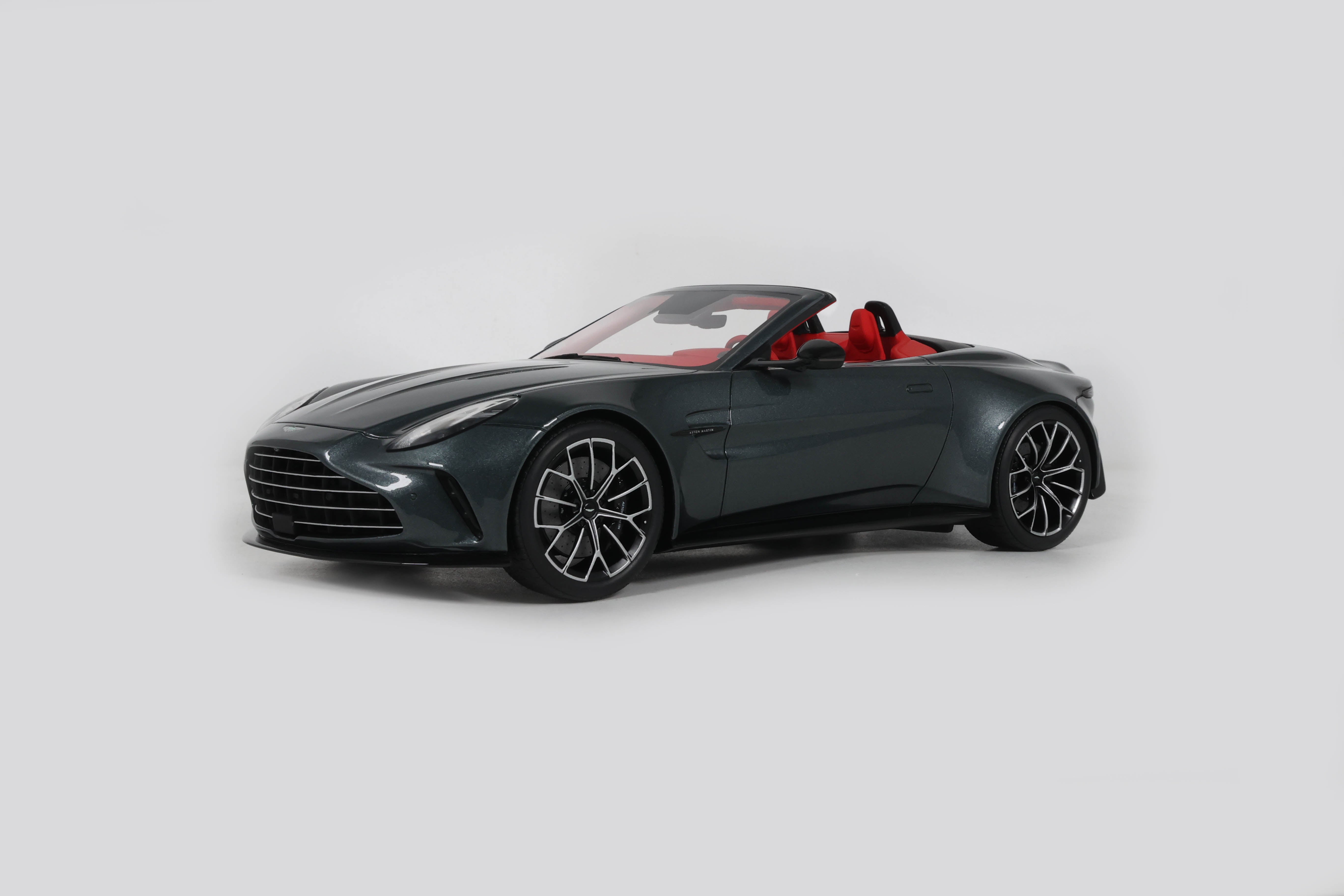 Aston Martin カタログセット Preorder] GT Spirit 1:18 ASTON MARTIN VANTAGE ROADSTER XENON GREY