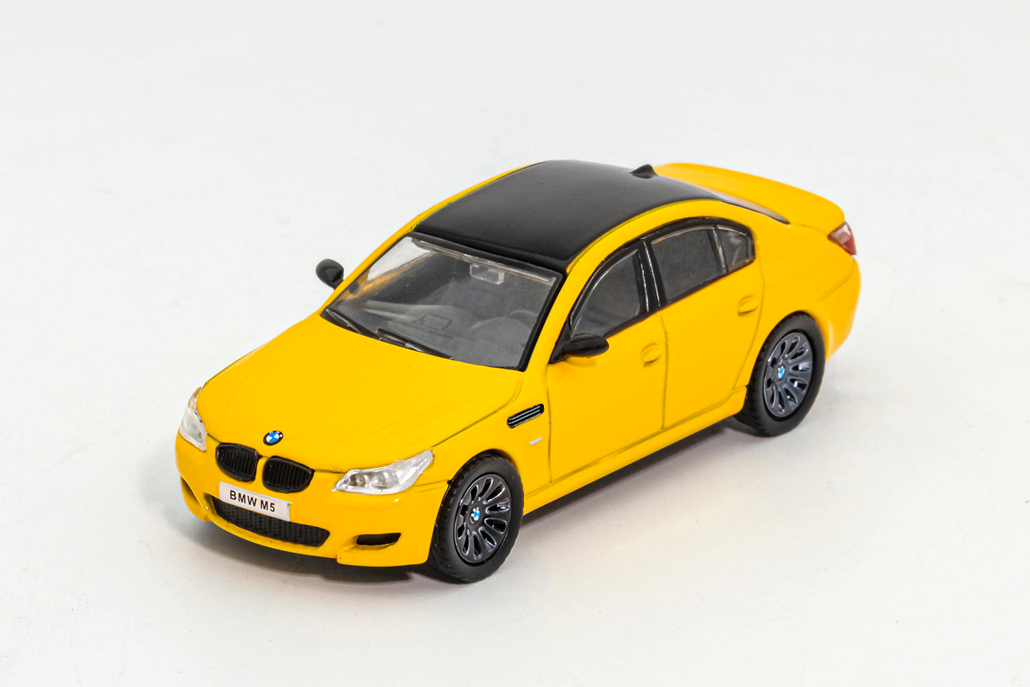 MaistoBMW E60型 M5 自動車模型 Shadow 1:64 BMW M5 E60 (2 Versions) – Horizon Diecast