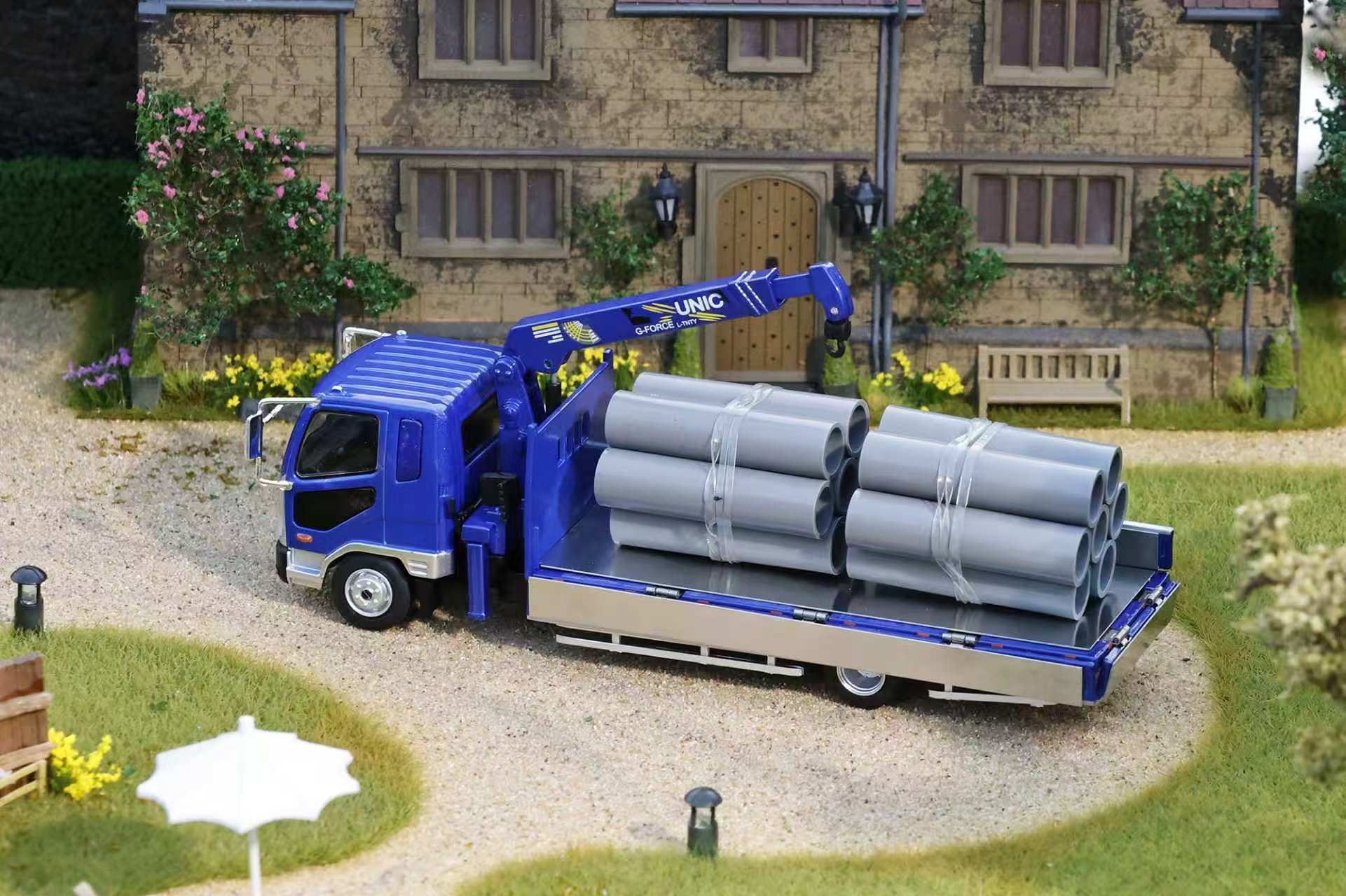 Preorder] GCD 1:64 Mitsubishi Fuso Fighter (1024) Truck With Crane