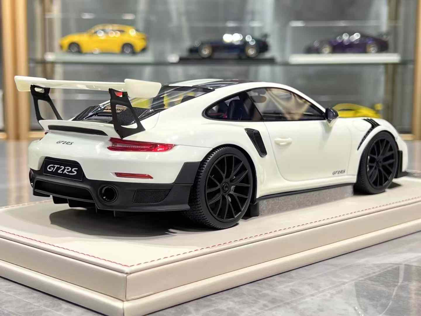 Vehicle Art 1:18 Porsche 911 GT2 RS Weissach - 4 Colors – Horizon