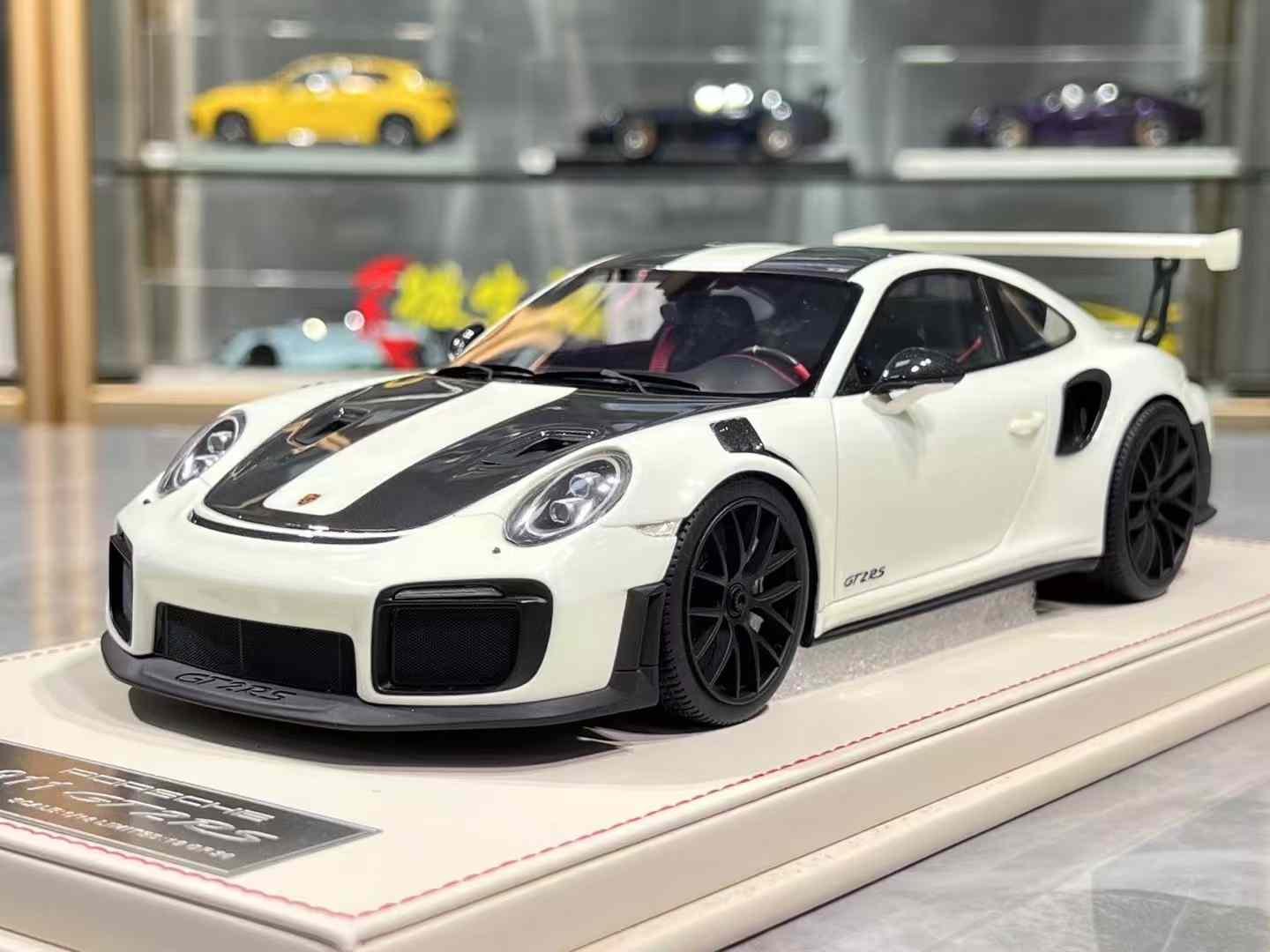 Vehicle Art 1:18 Porsche 911 GT2 RS Weissach - 4 Colors – Horizon