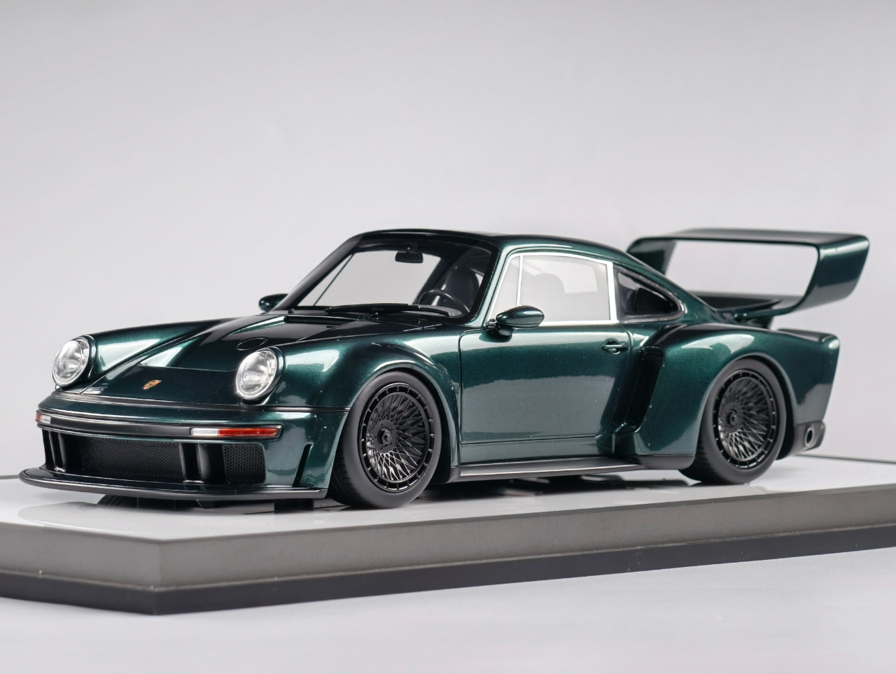 MCM 1:18 Porsche Singer DLS Turbo - Green (4 Versions) – Horizon