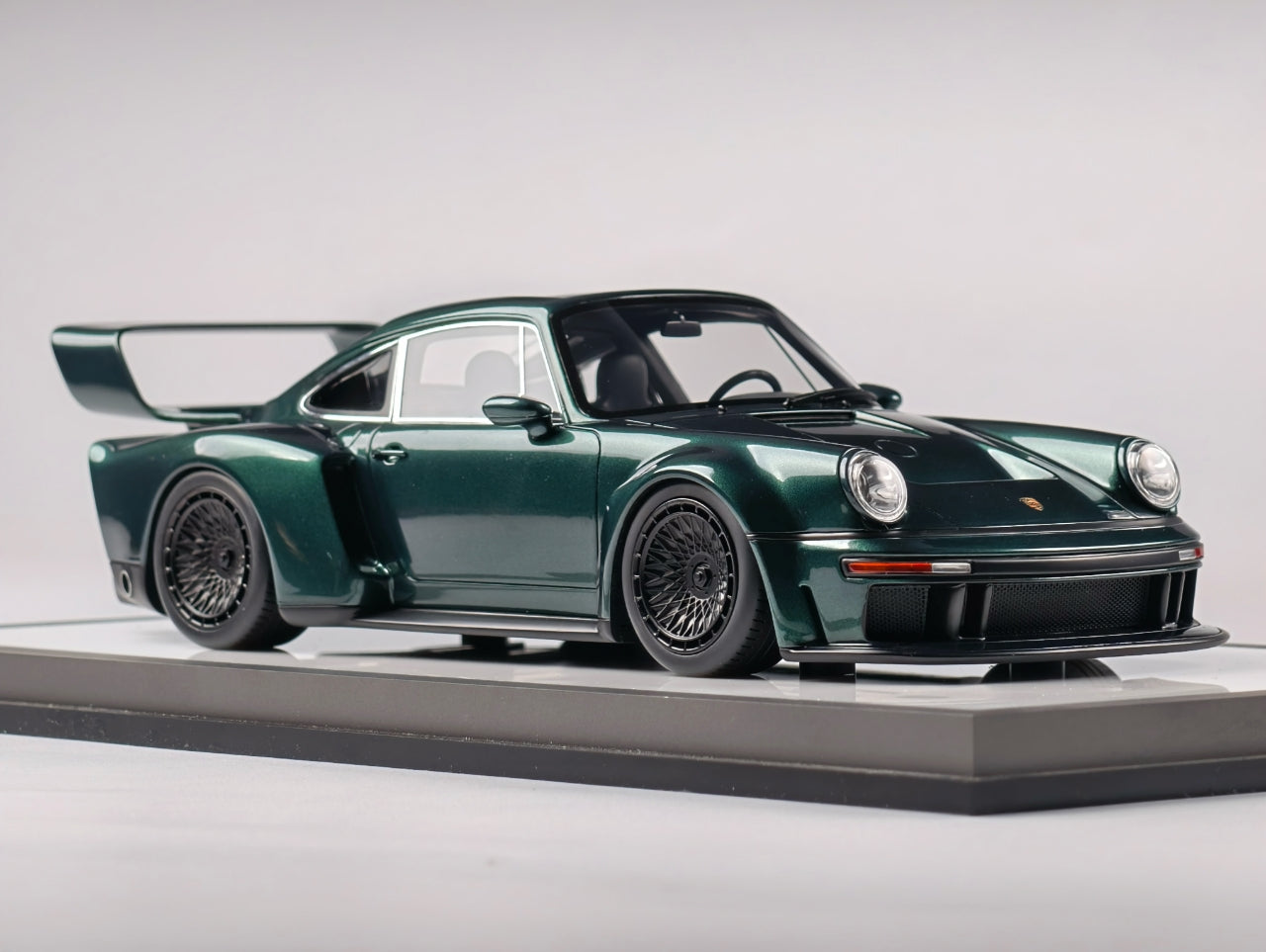 MCM 1:18 Porsche Singer DLS Turbo - Green (4 Versions) – Horizon