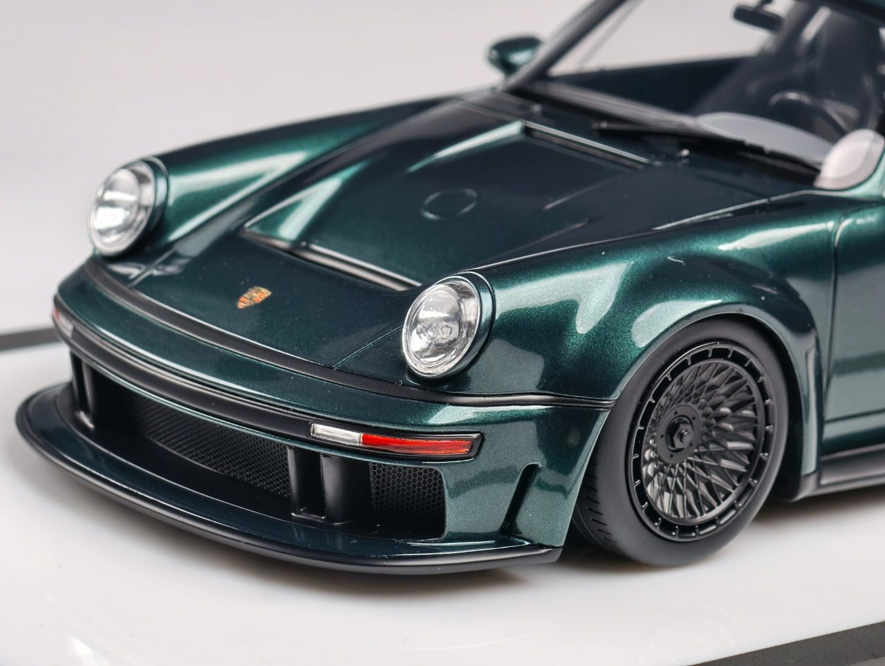 MCM 1:18 Porsche Singer DLS Turbo - Green (4 Versions) – Horizon