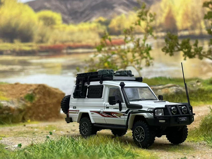 [Preorder] Autobots Models 1:64 Toyota Land Cruiser LC78 Off-road modified version of the troop carrier (3 Versions)