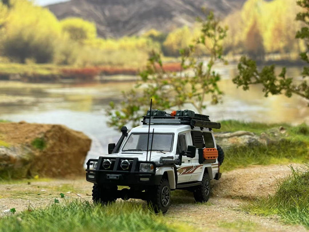 [Preorder] Autobots Models 1:64 Toyota Land Cruiser LC78 Off-road modified version of the troop carrier (3 Versions)
