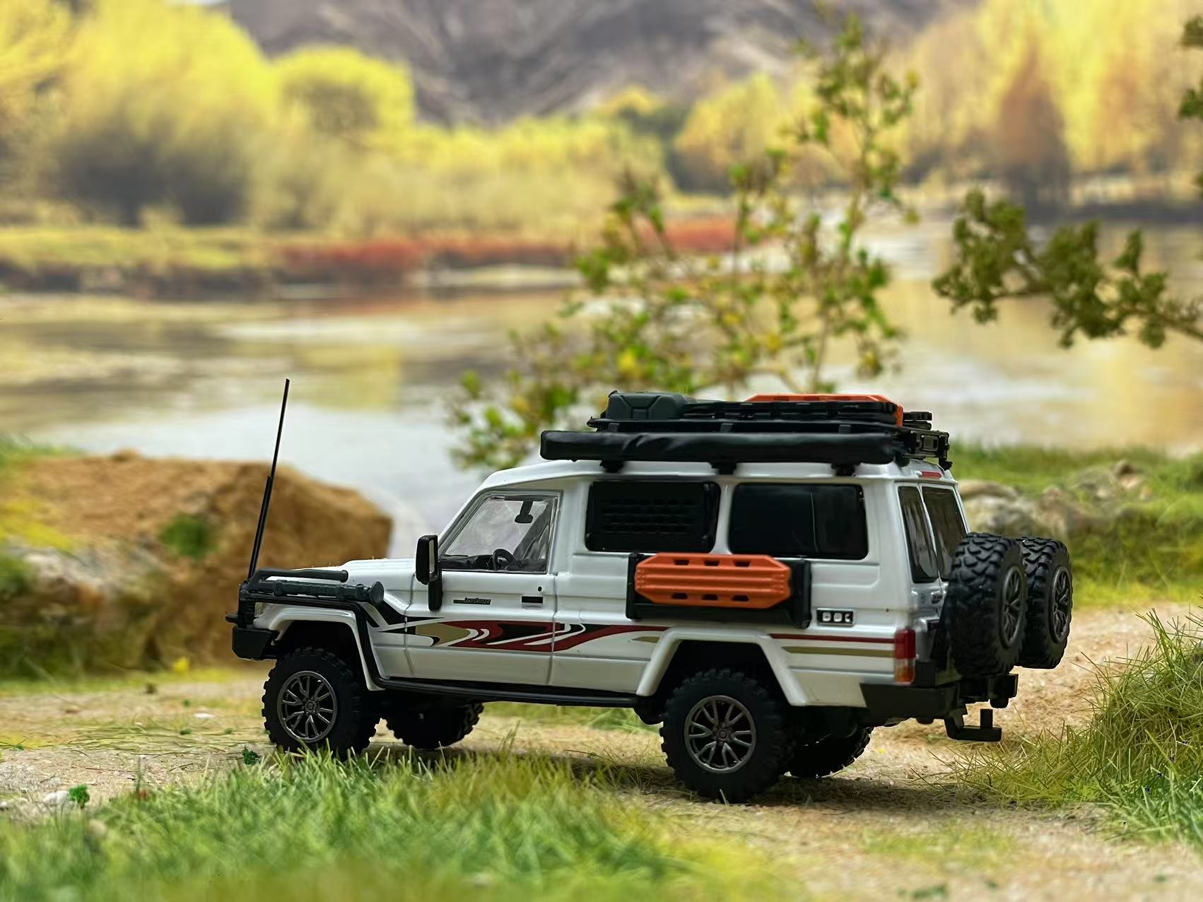 Autobots Models 1:64 Toyota Land Cruiser LC78 Off-road modified