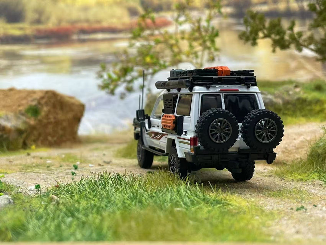 [Preorder] Autobots Models 1:64 Toyota Land Cruiser LC78 Off-road modified version of the troop carrier (3 Versions)