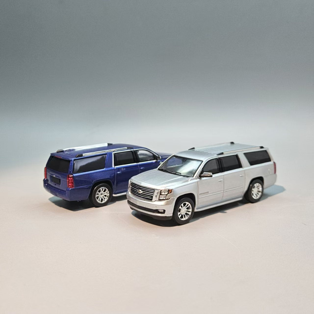 GOC X Auld Match 1:64 CHEVROLET SUBURBAN 2015 (2 Colours