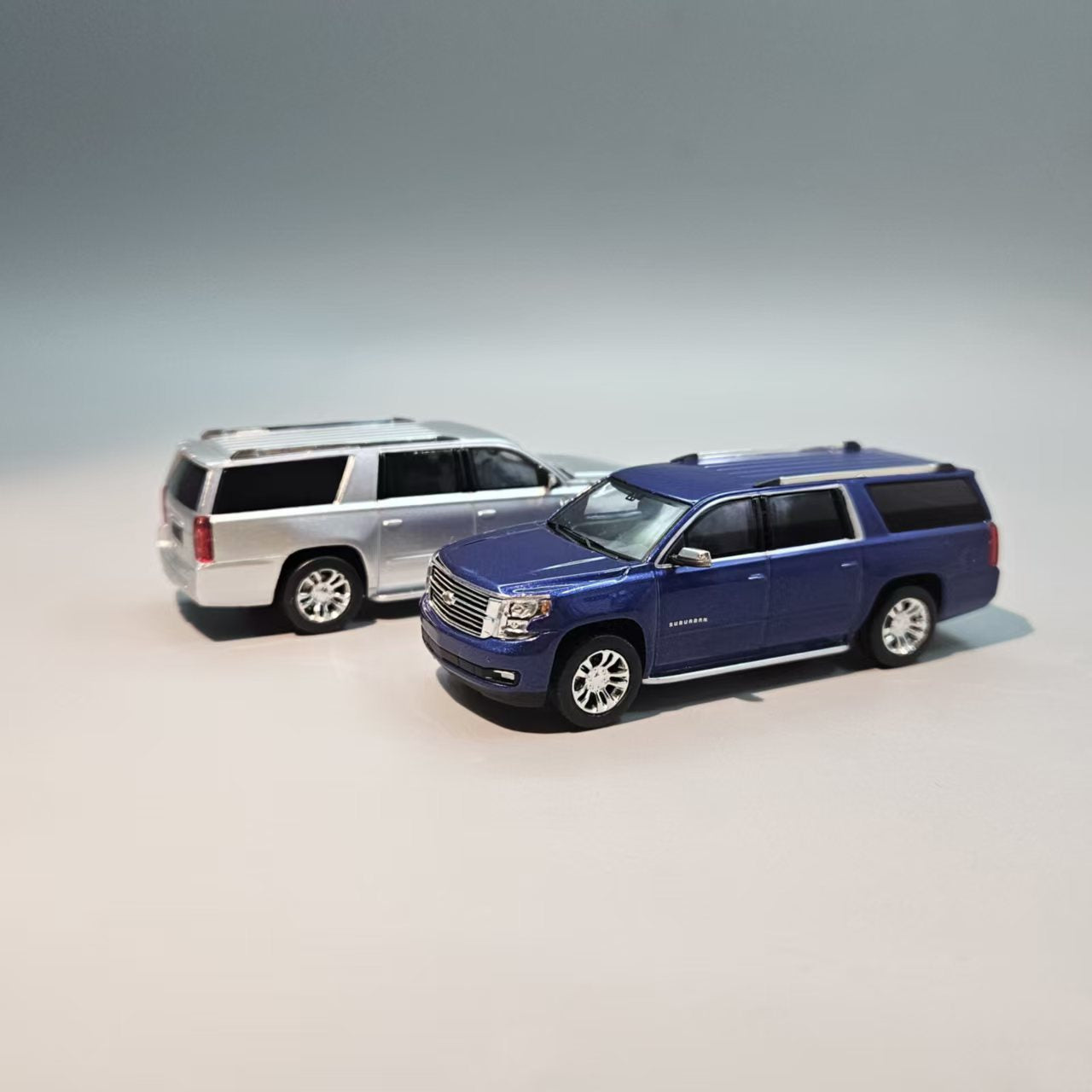 GOC X Auld Match 1:64 CHEVROLET SUBURBAN 2015 (2 Colours
