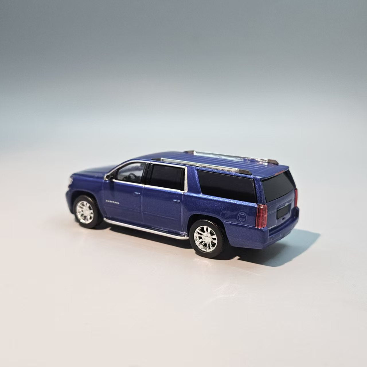 GOC X Auld Match 1:64 CHEVROLET SUBURBAN 2015 (2 Colours