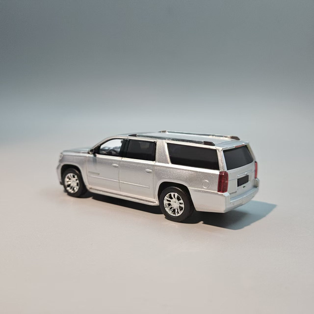 GOC X Auld Match 1:64 CHEVROLET SUBURBAN 2015 (2 Colours