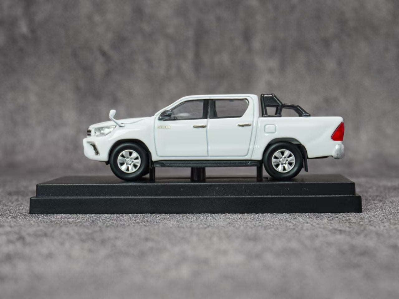 Ebbro Model 1:64 Toyota Hilux - White 64055 – Horizon Diecast