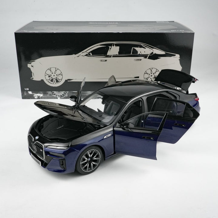 MINICHAMPS 1:18 BMW i7 M70 (G70) – 2024 BLUE METALLIC/BLACK METALLIC 110023701